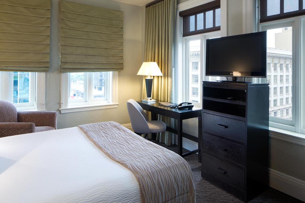 Classic Corner Queen Bed City View