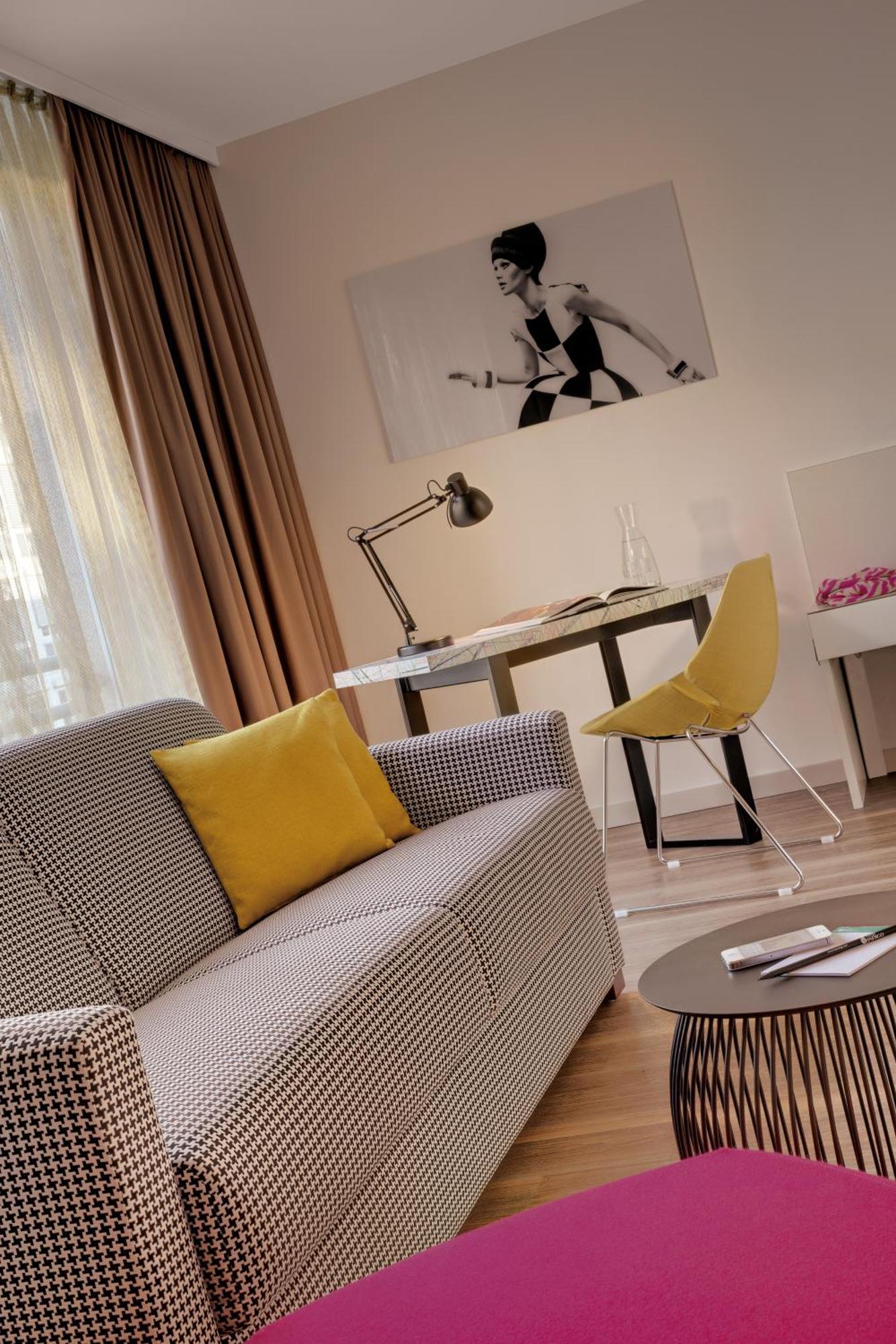 Suite mit Kingsize-Bett und Stadtblick