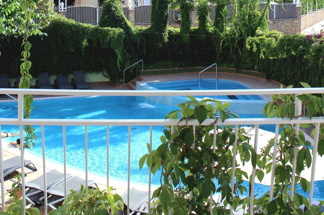 Zweibettzimmer mit Poolblick