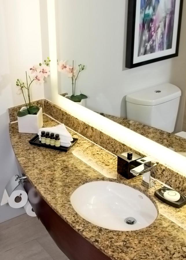 Habitación Doble de lujo con 2 camas grandes y vistas a la laguna