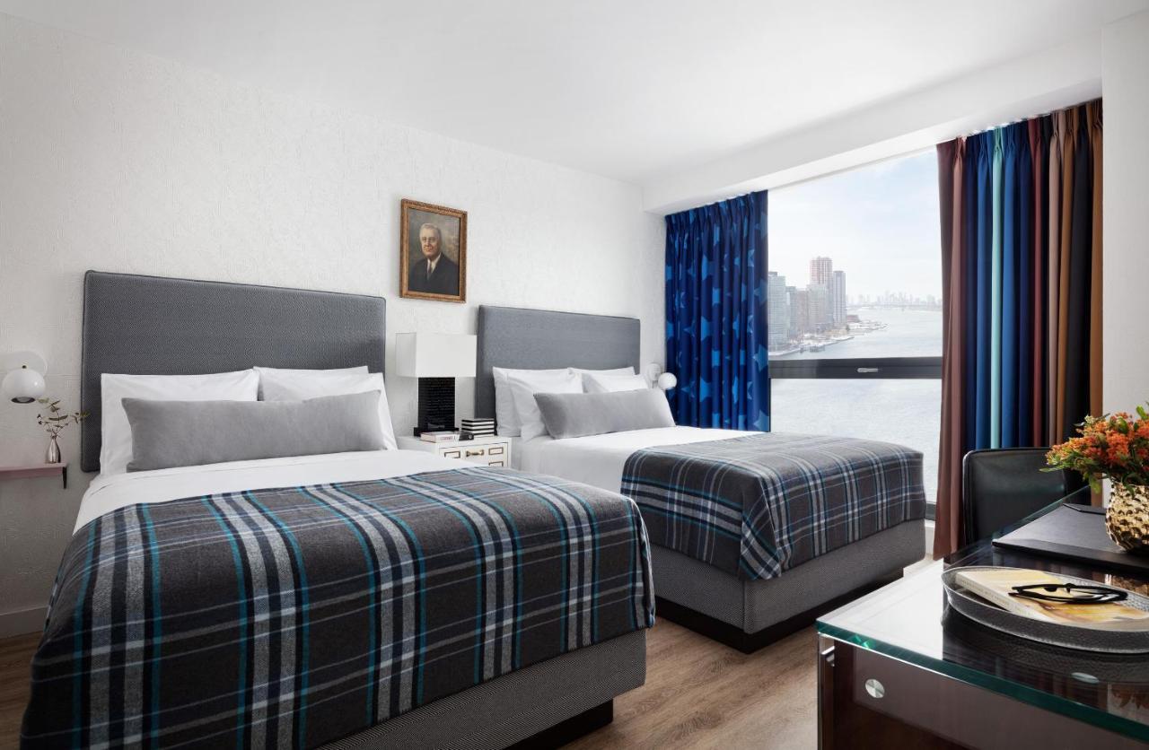 Graduate Queen Zimmer mit 2 Queensize-Betten und Blick auf die Skyline