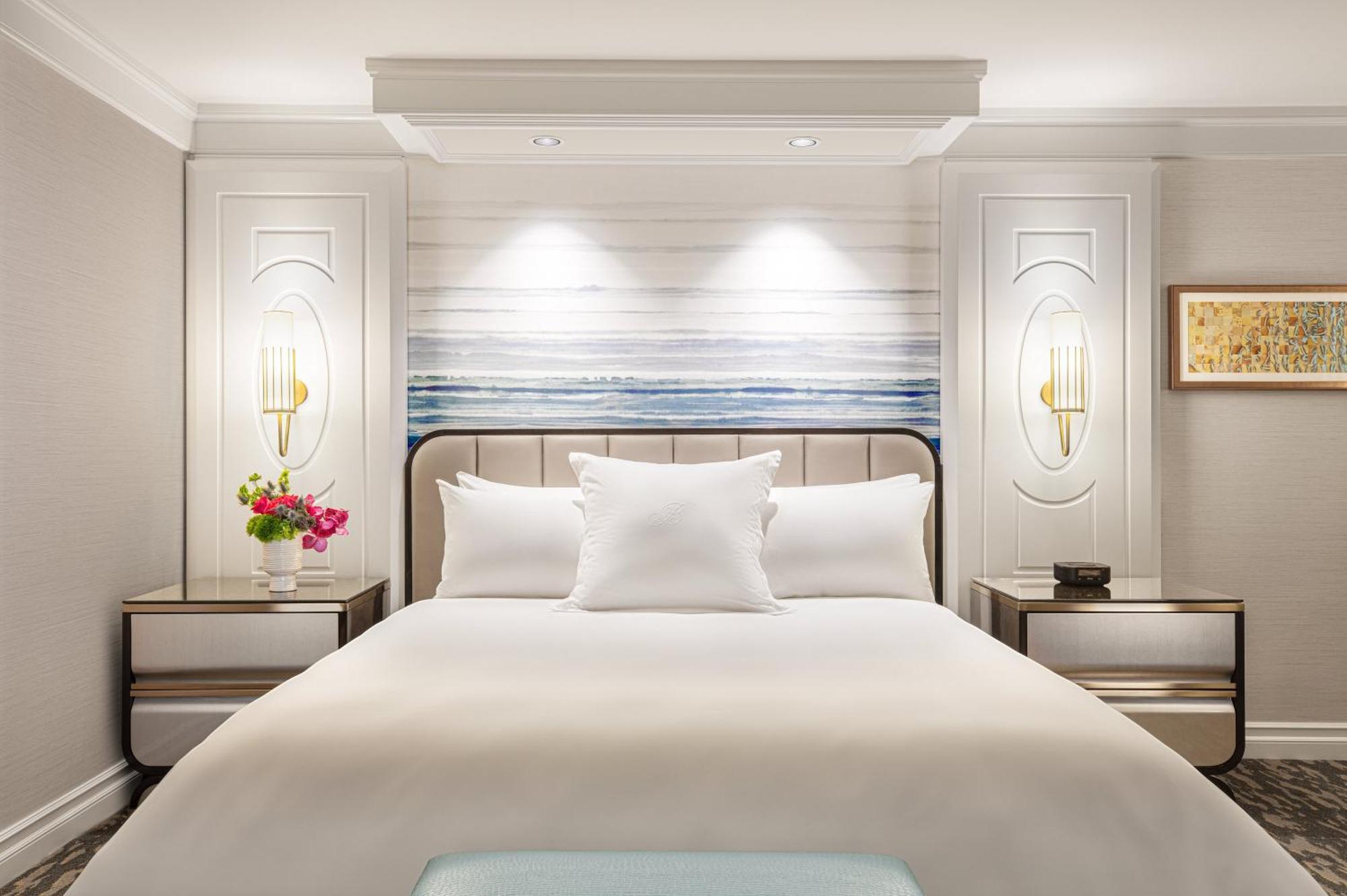 Spa Zimmer mit Kingsize-Bett und Blick auf den Strip