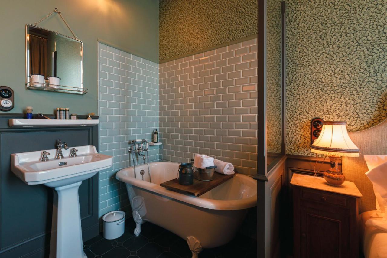 Deluxe Queen Room Boudoir