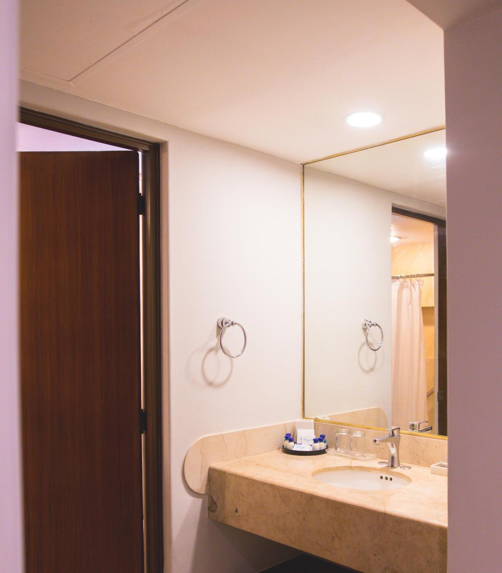 Suite con cama extragrande y vistas al mar