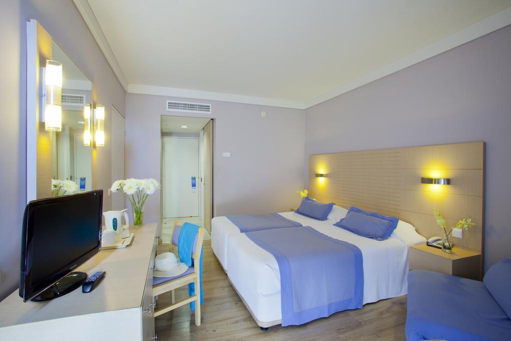 Quarto com Cama de Casal ou 2 de Solteiro