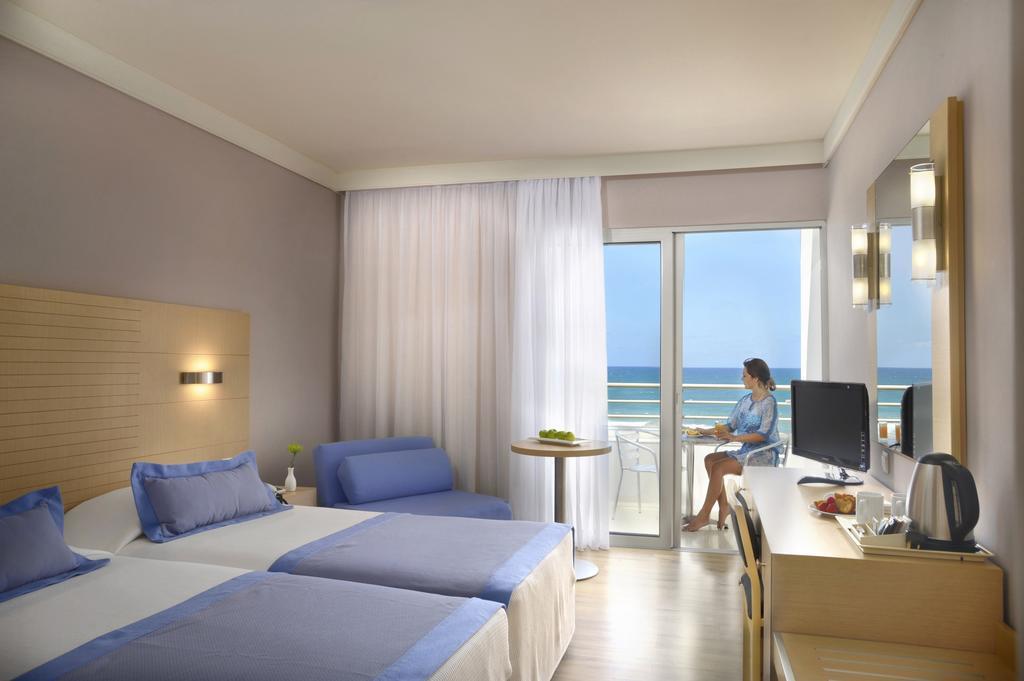 Quarto com Cama de Casal ou 2 Camas de Solteiro e Vista do Mar