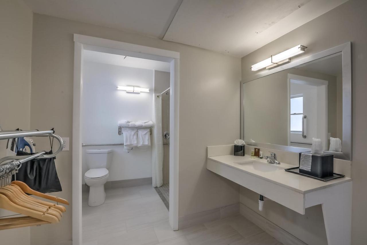 King Room Accessible or Non-Smoking