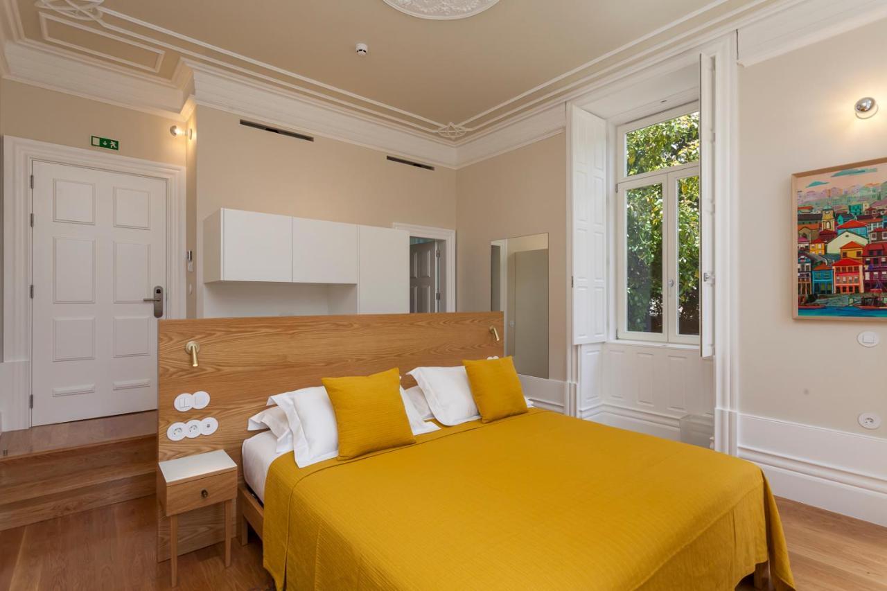 Habitación con cama extragrande y vistas al jardín
