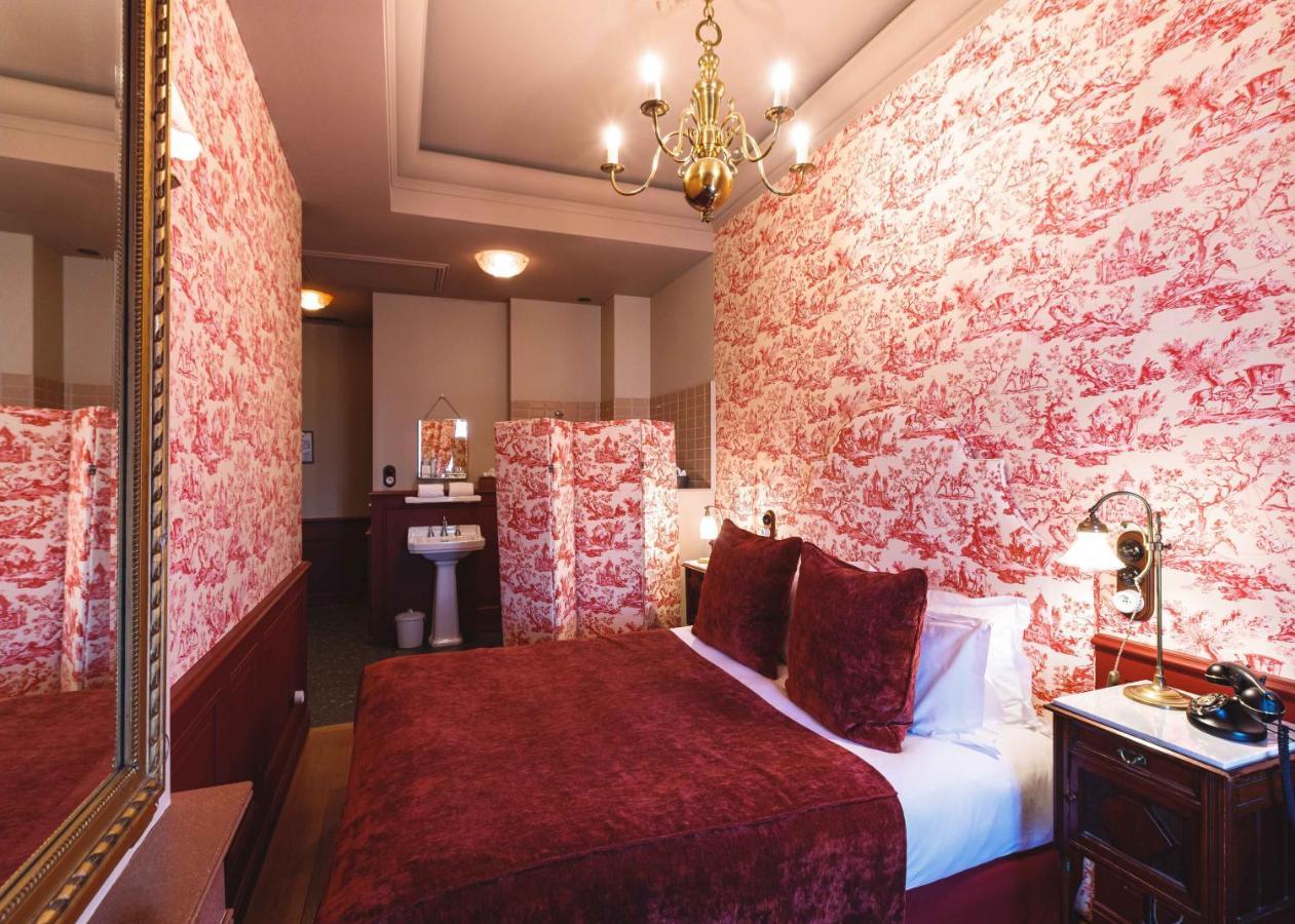 Deluxe Queen Room Boudoir