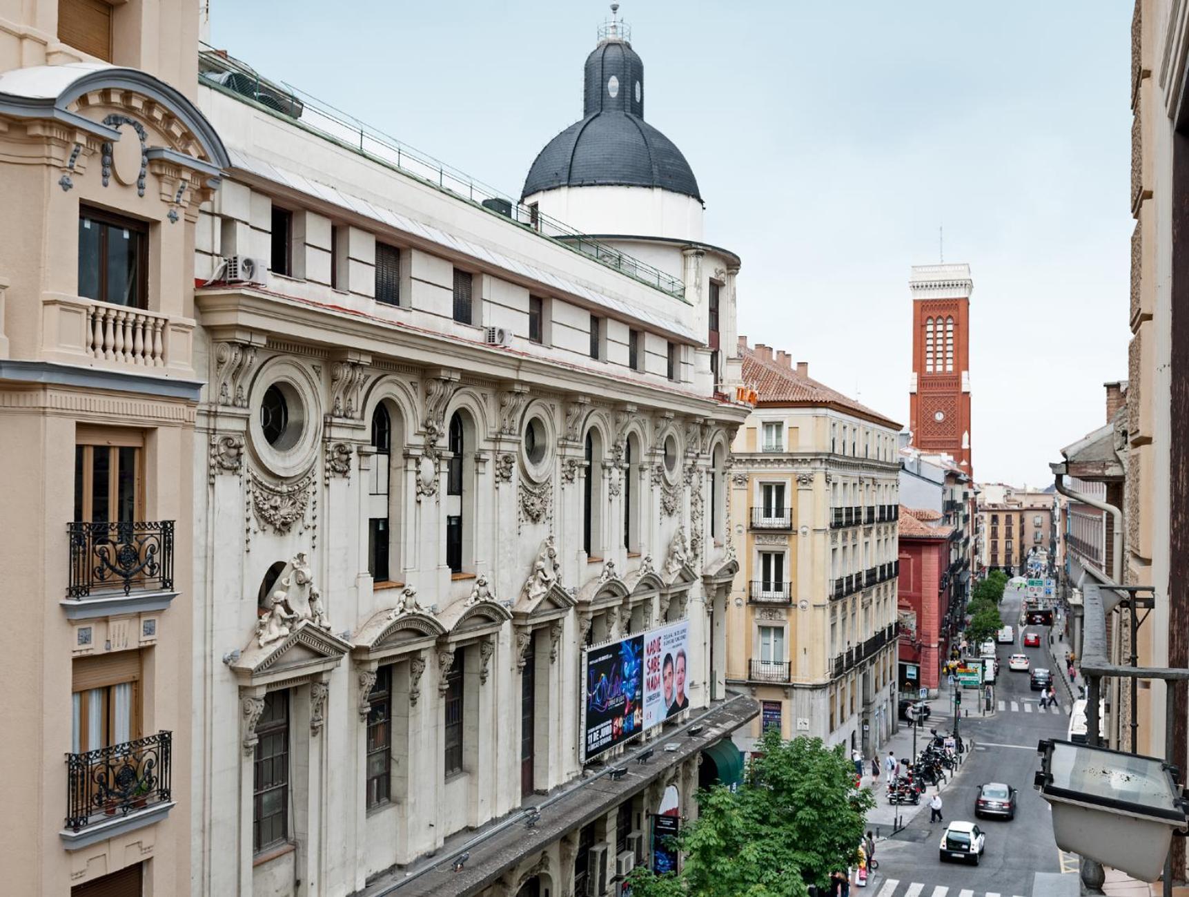 Quarto com Cama de Casal ou 2 de Solteiro e Vista da Rua