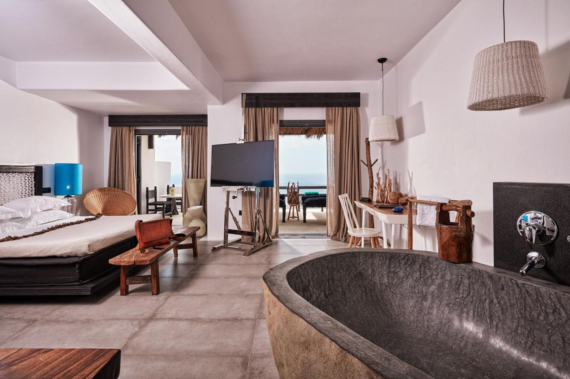Grand Majestic Retreat Suite Outdoor Hot Tub