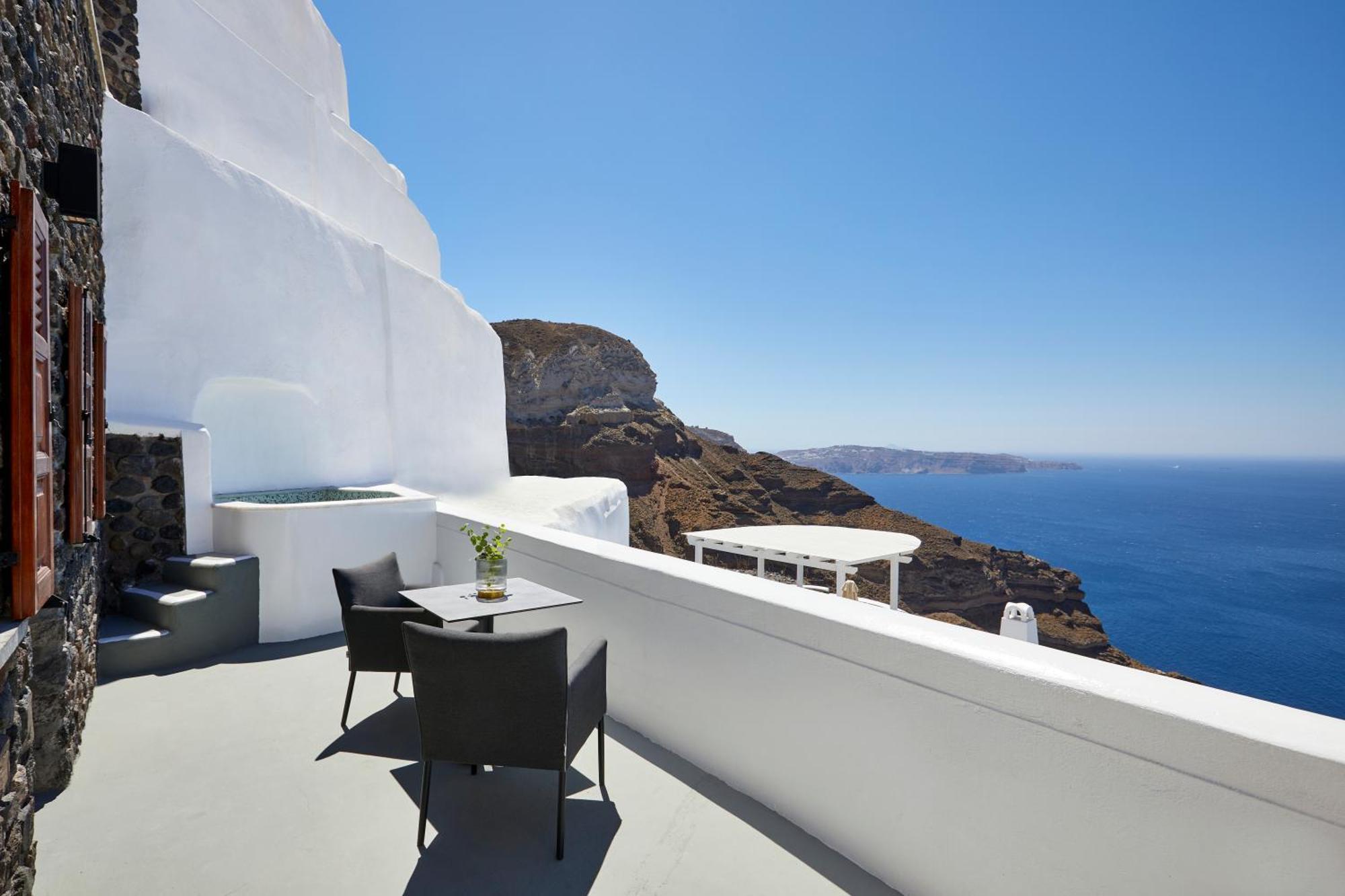 Petit Suite outdoor heated private Jacuzzi & Caldera View