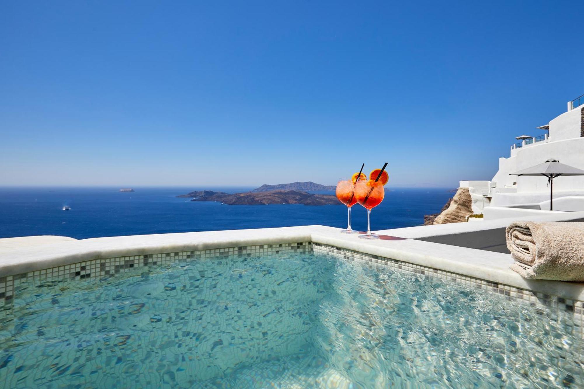 Petit Suite outdoor heated private Jacuzzi & Caldera View