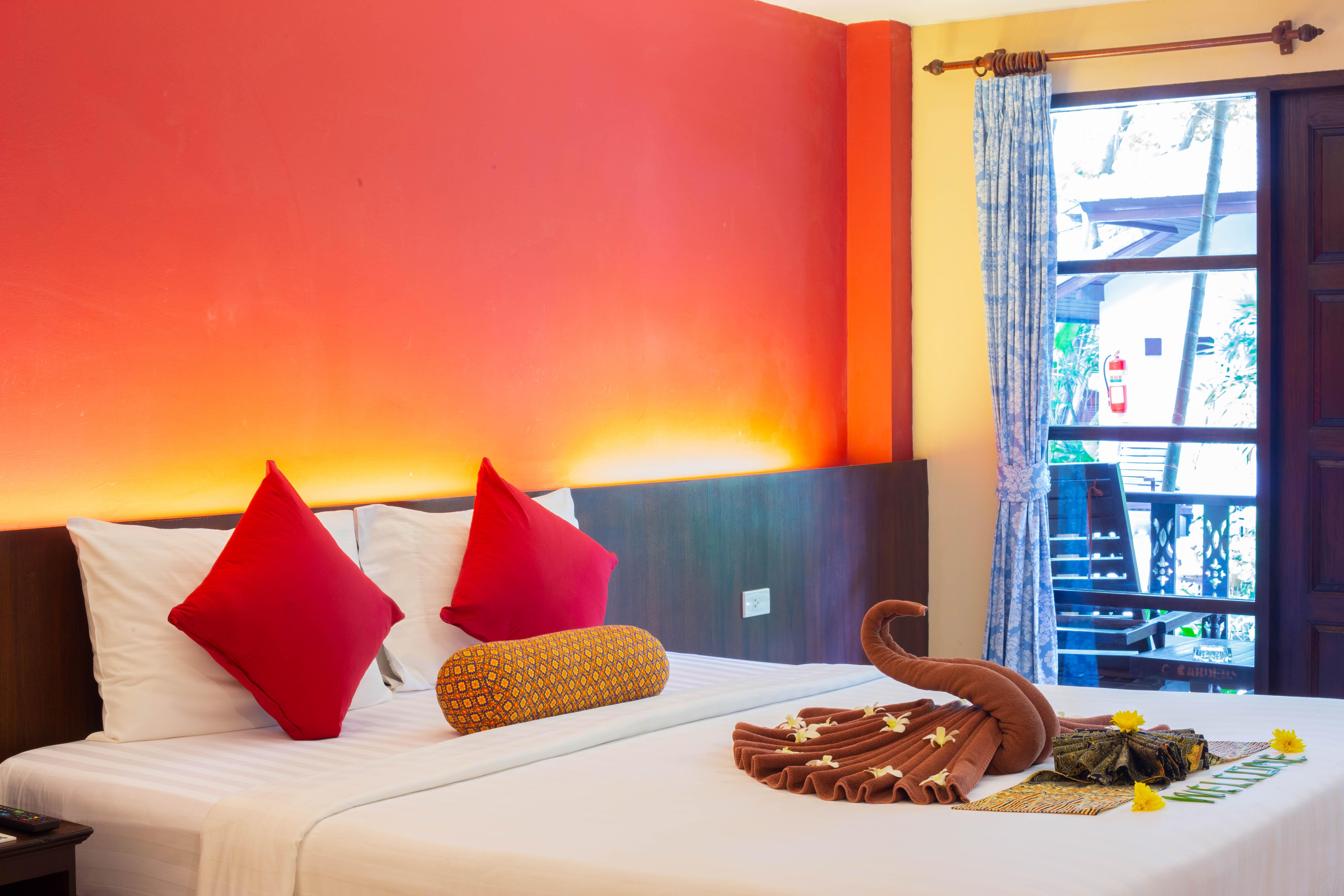 Standard Zimmer mit Kingsize-Bett und Gartenblick