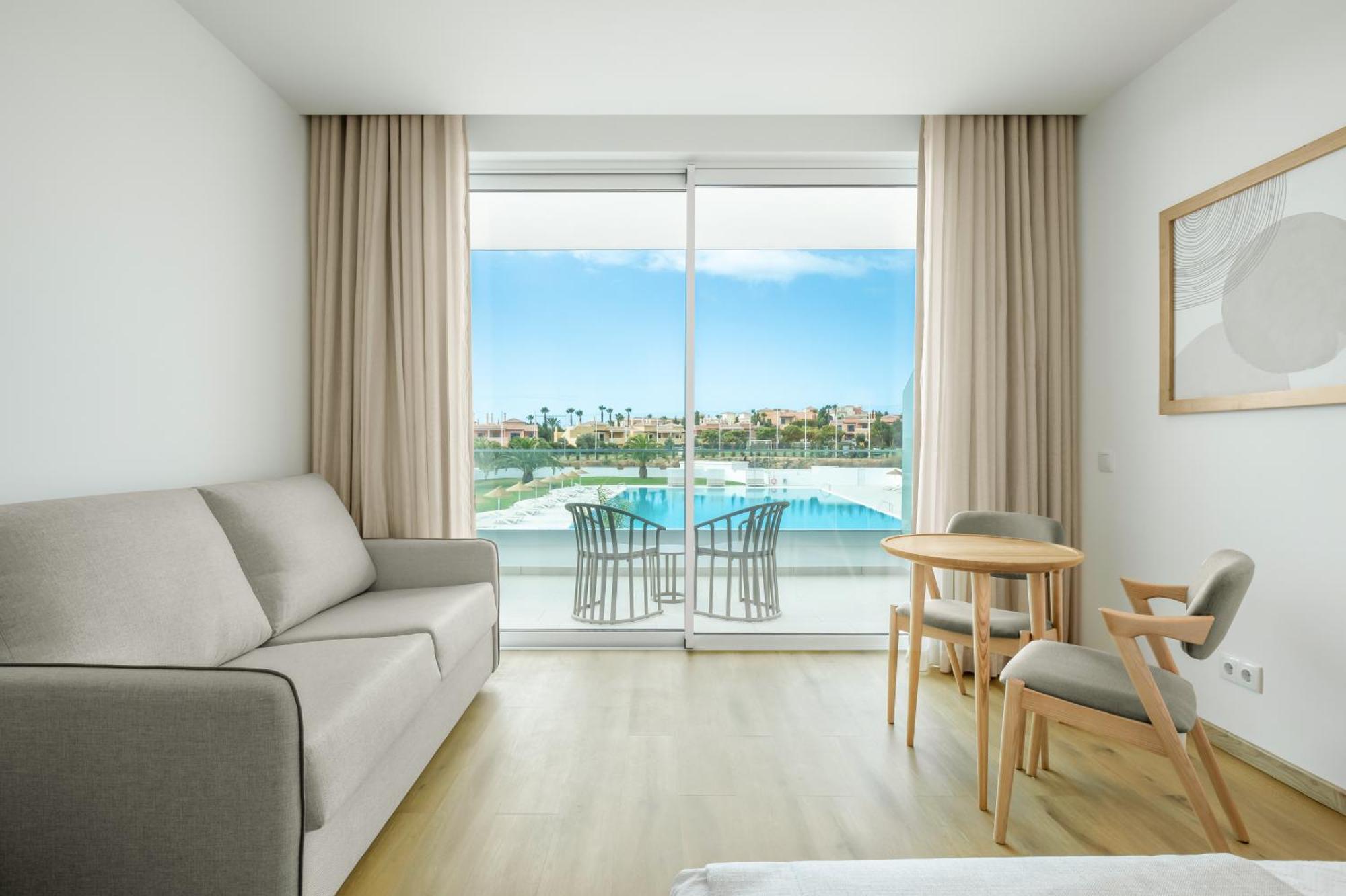 Zweibettzimmer mit Poolblick
