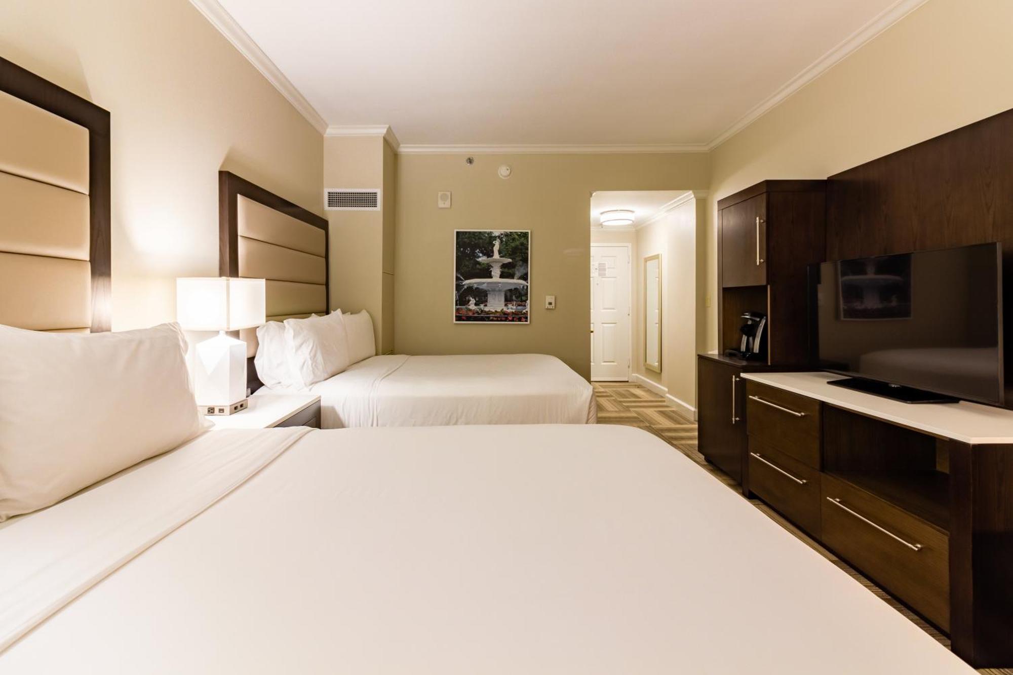 Standard Queen Room Two Queen Beds Roll Shower Mobility Access