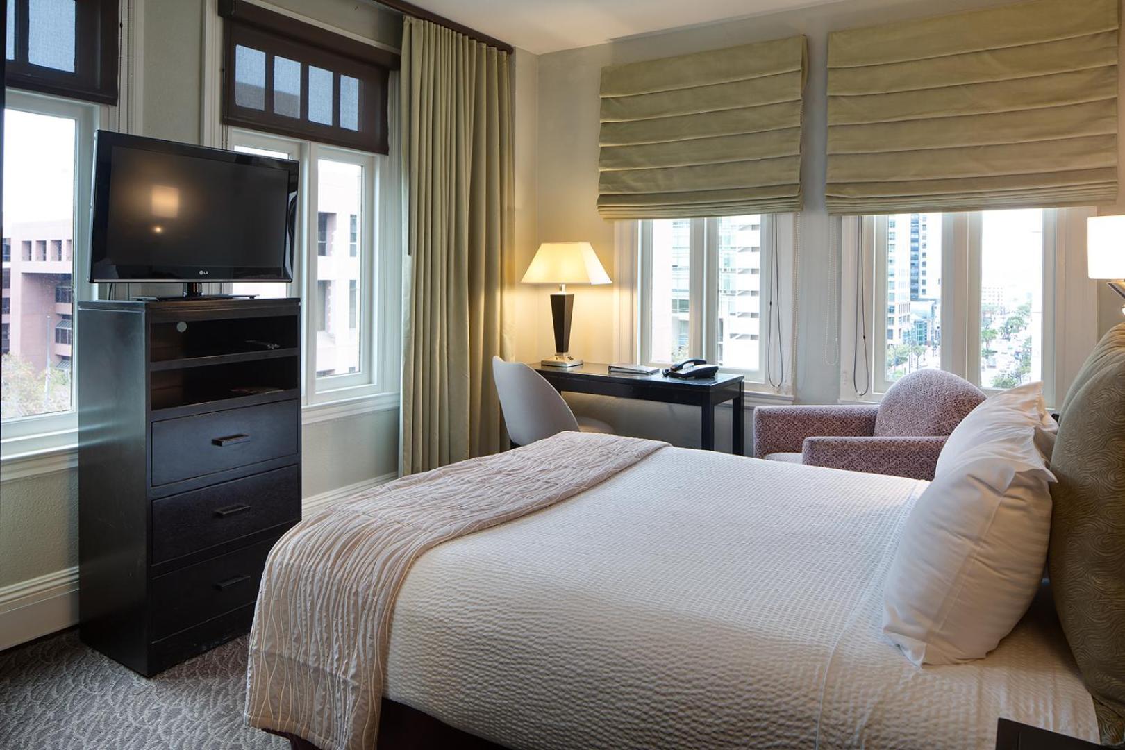 Classic Corner Queen Bed City View