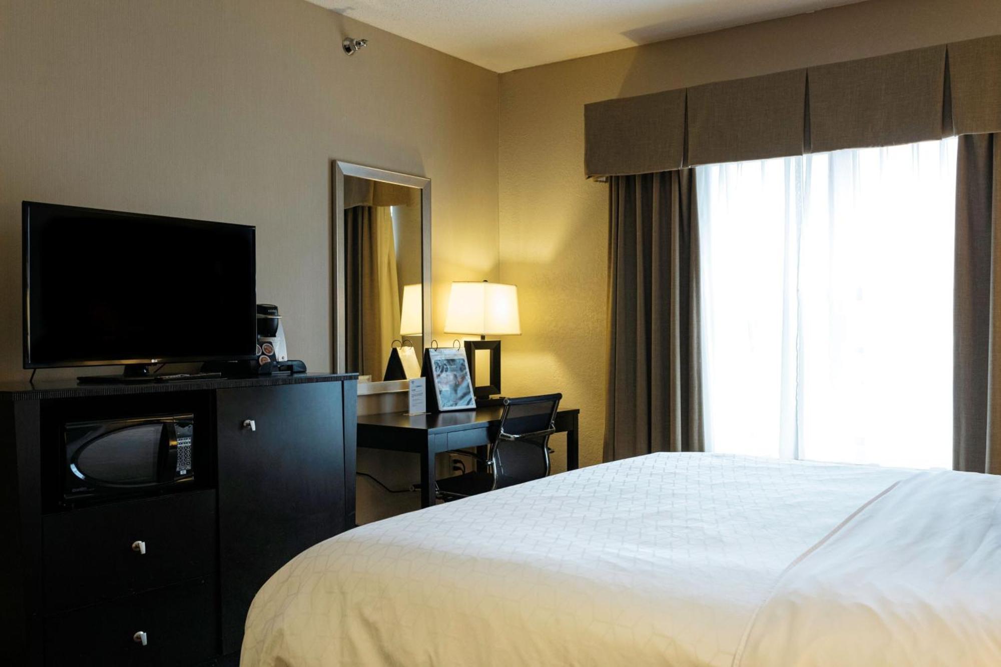 King Room with Roll in Shower - Hearing Accessible/Non-Smoking