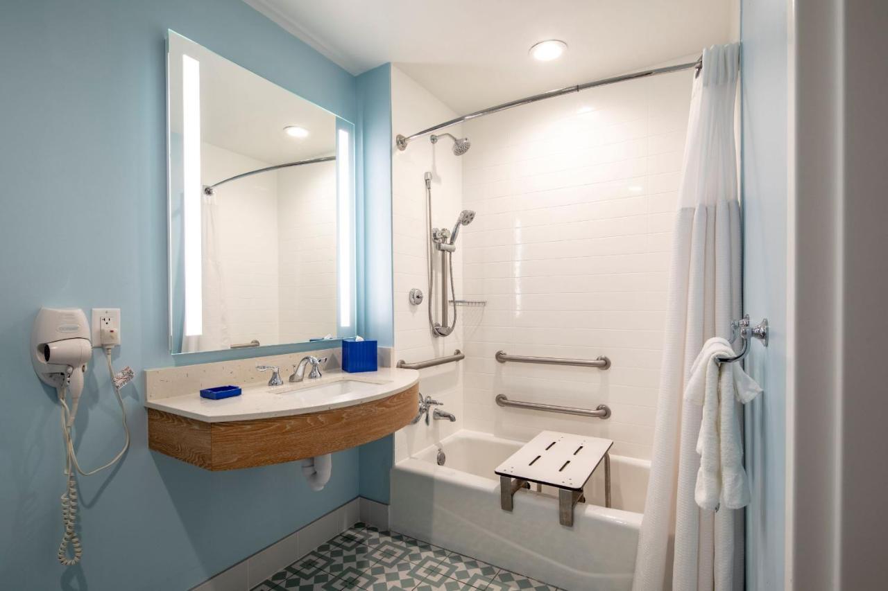 Standard Room Pool View ADA Tub Mobility Accessible Includes Early Park Admission*