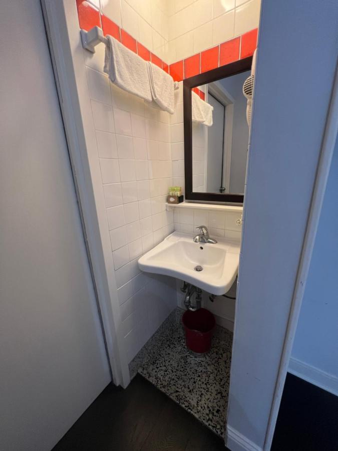 Compact Solo Room