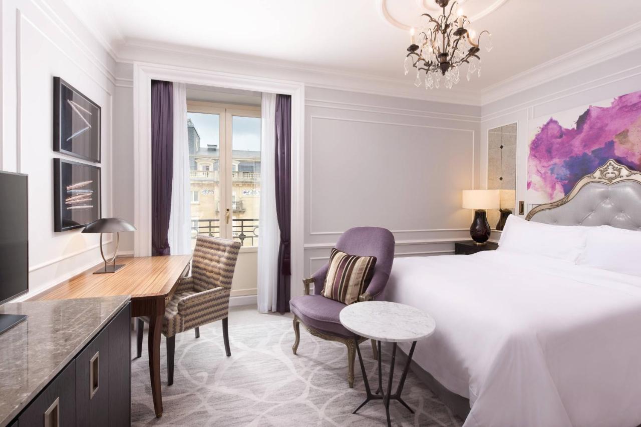 Deluxe Zimmer mit Kingsize-Bett und Gartenblick