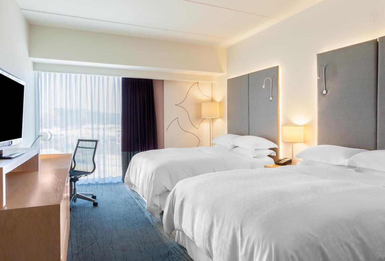 Queen Room Two Queen Beds Mountain View
