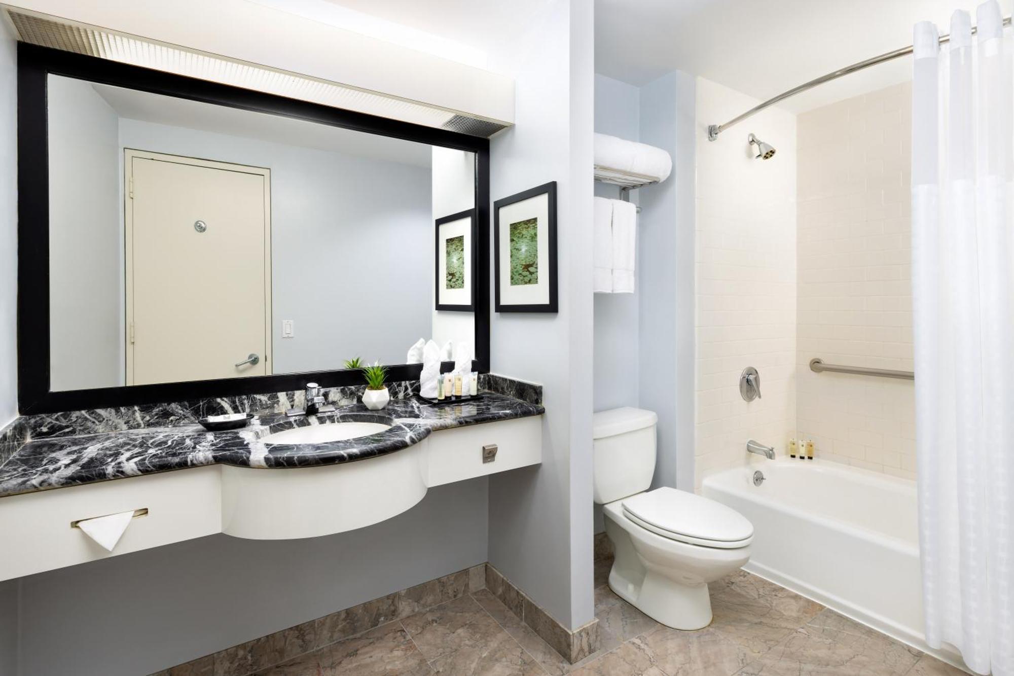 Queen Room Bath Tub Hearing or Mobility Accessible