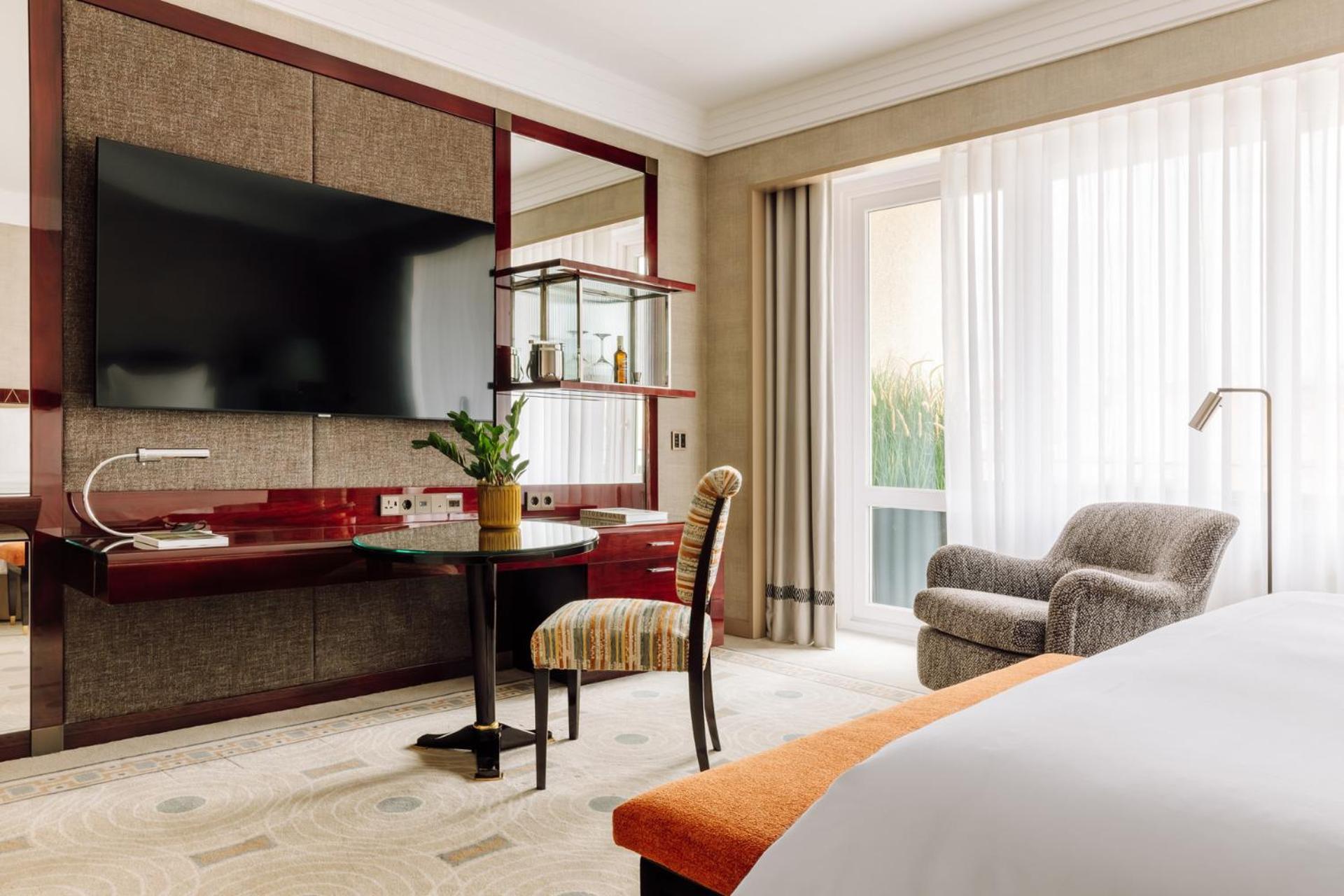 Deluxe Zimmer mit Kingsize-Bett und Stadtblick