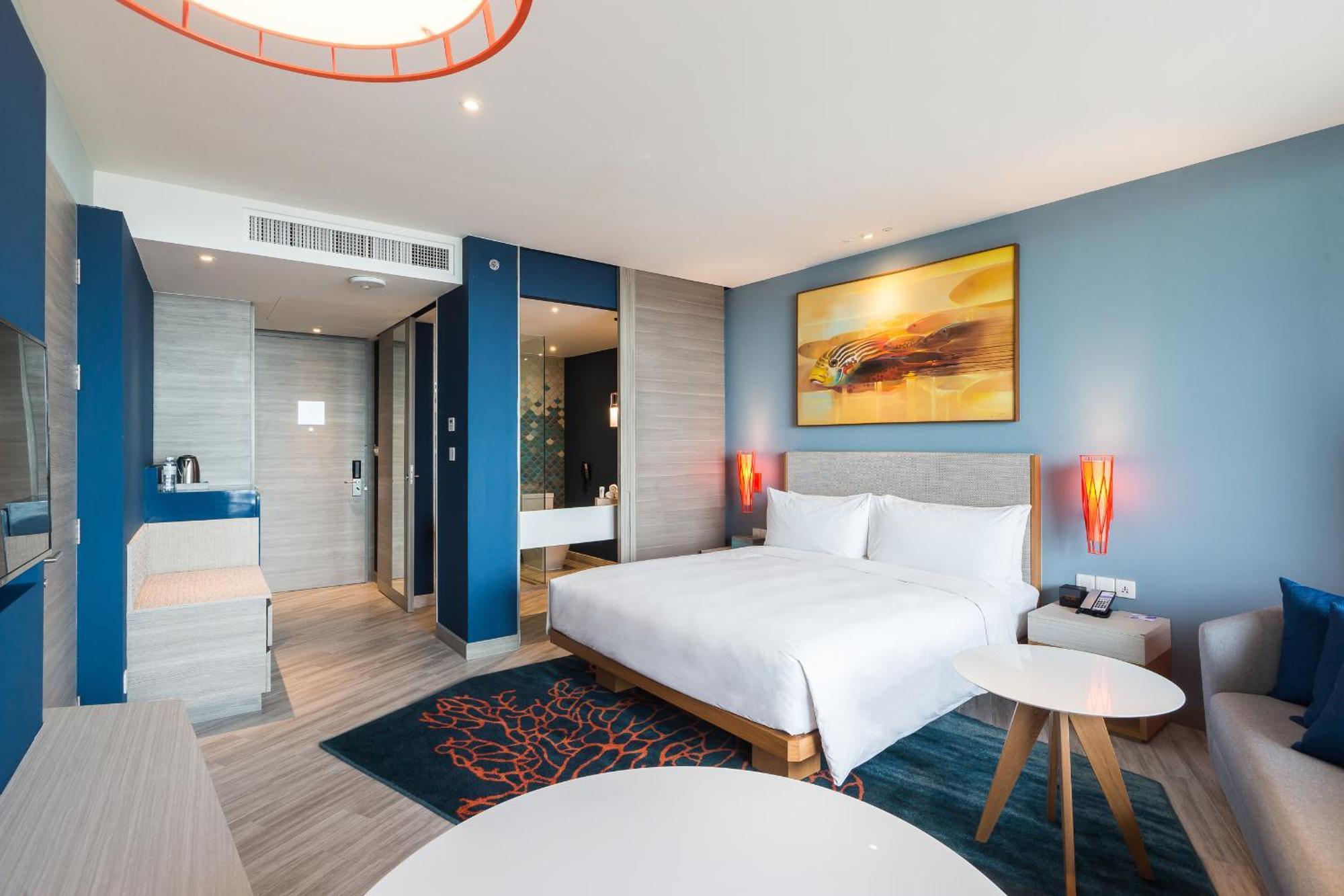 Zimmer mit Kingsize-Bett und Bergblick