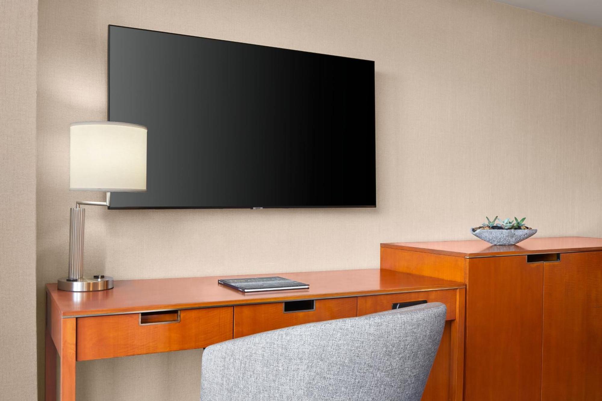 Zimmer mit 1 Kingsize-Bett und Stadblick