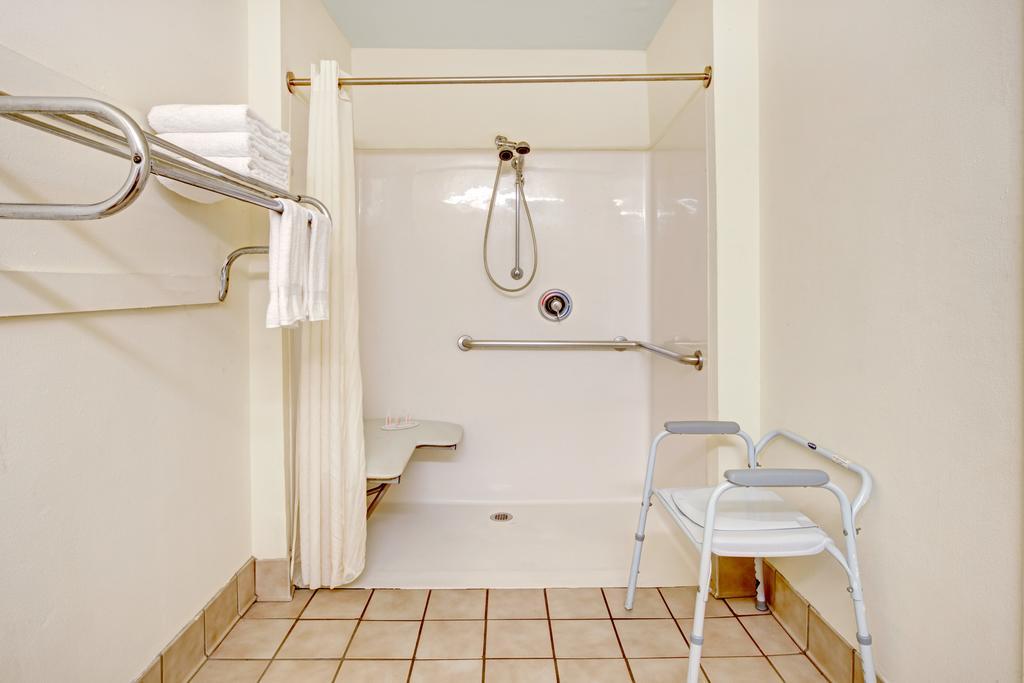 Queen Room with Two Queen Beds and Roll-In Shower - Mobility Accessible/Non-Smoking