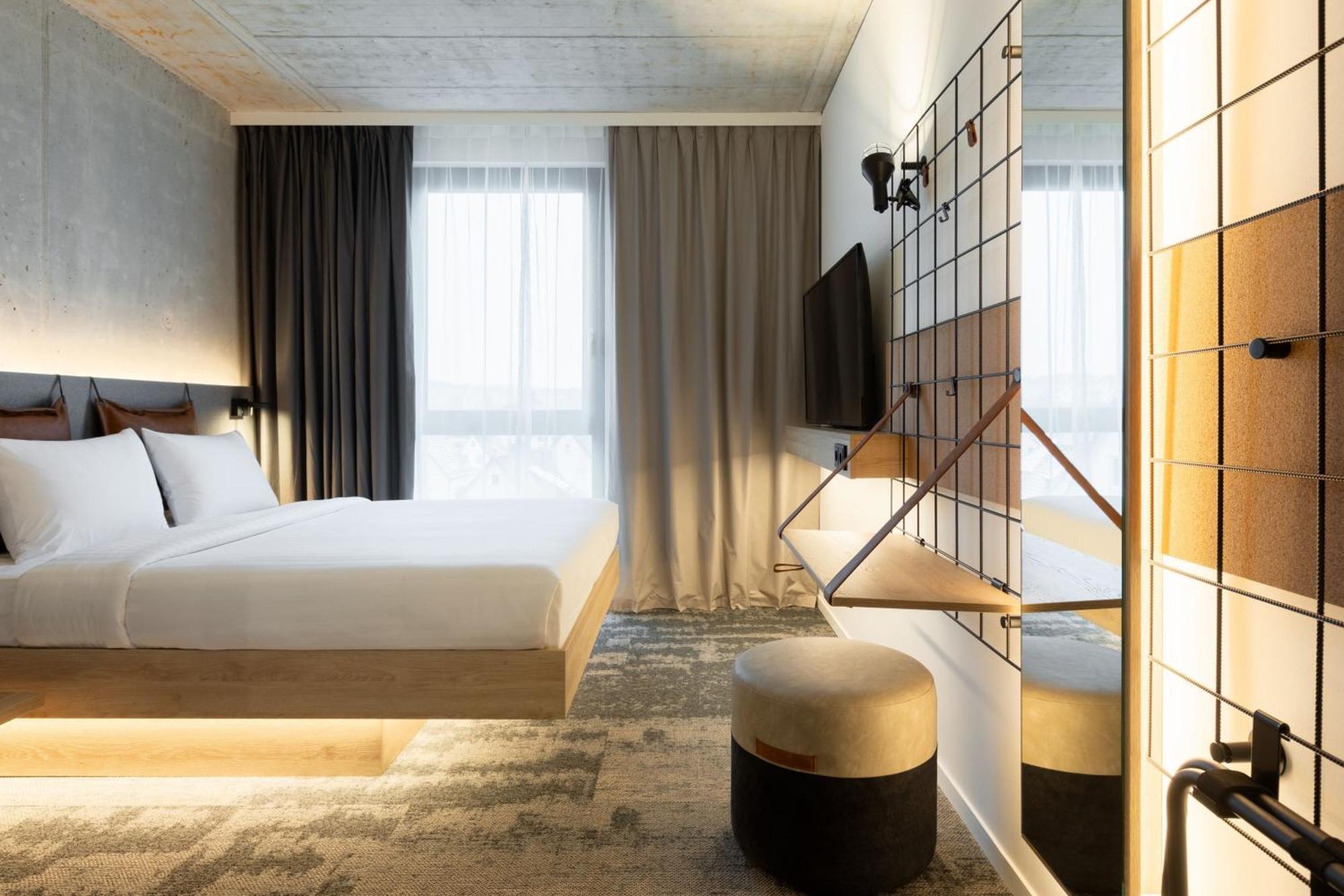 Moxy Zimmer mit Queensize-Bett