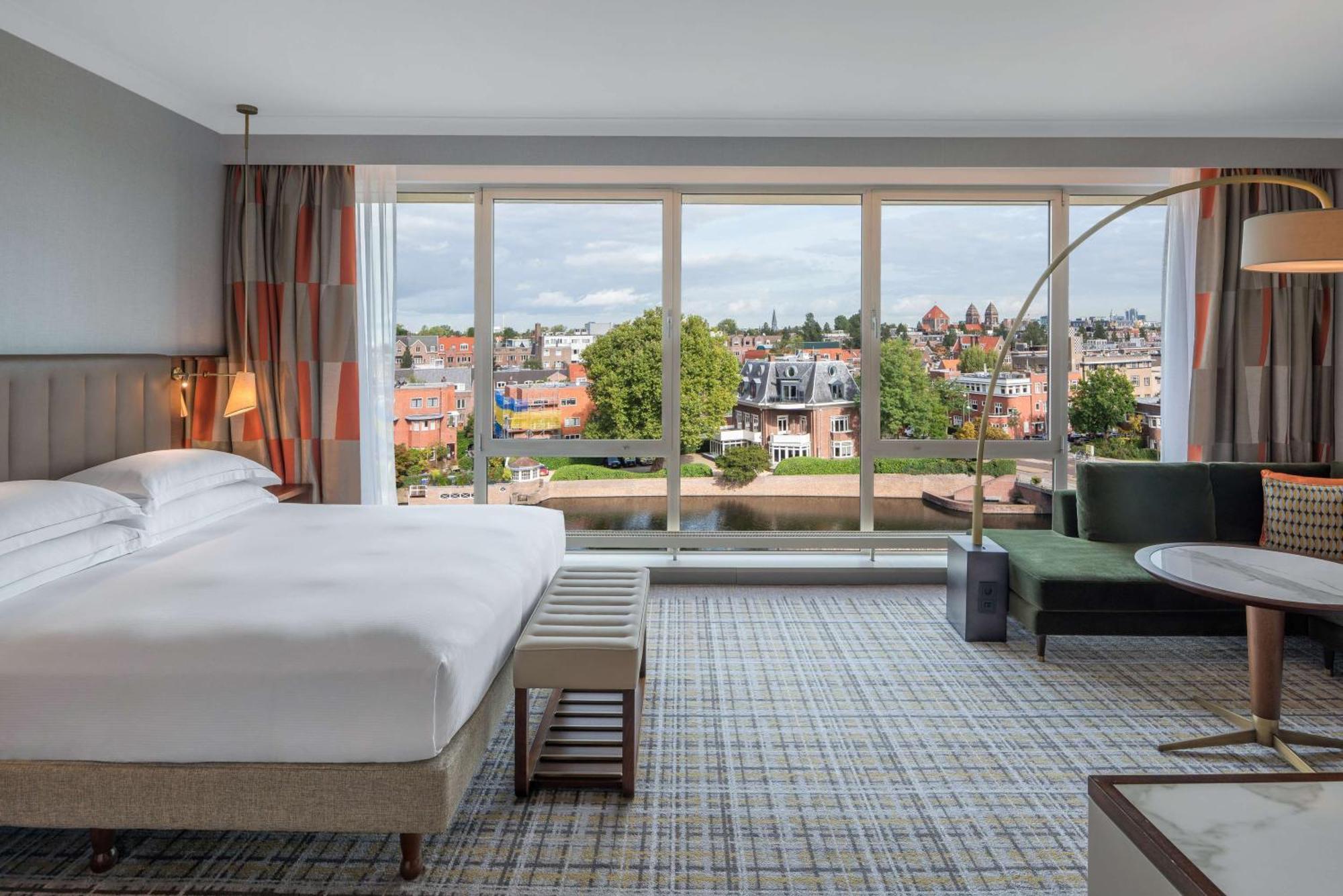 Junior Suite mit Kingsize-Bett und Kanalblick