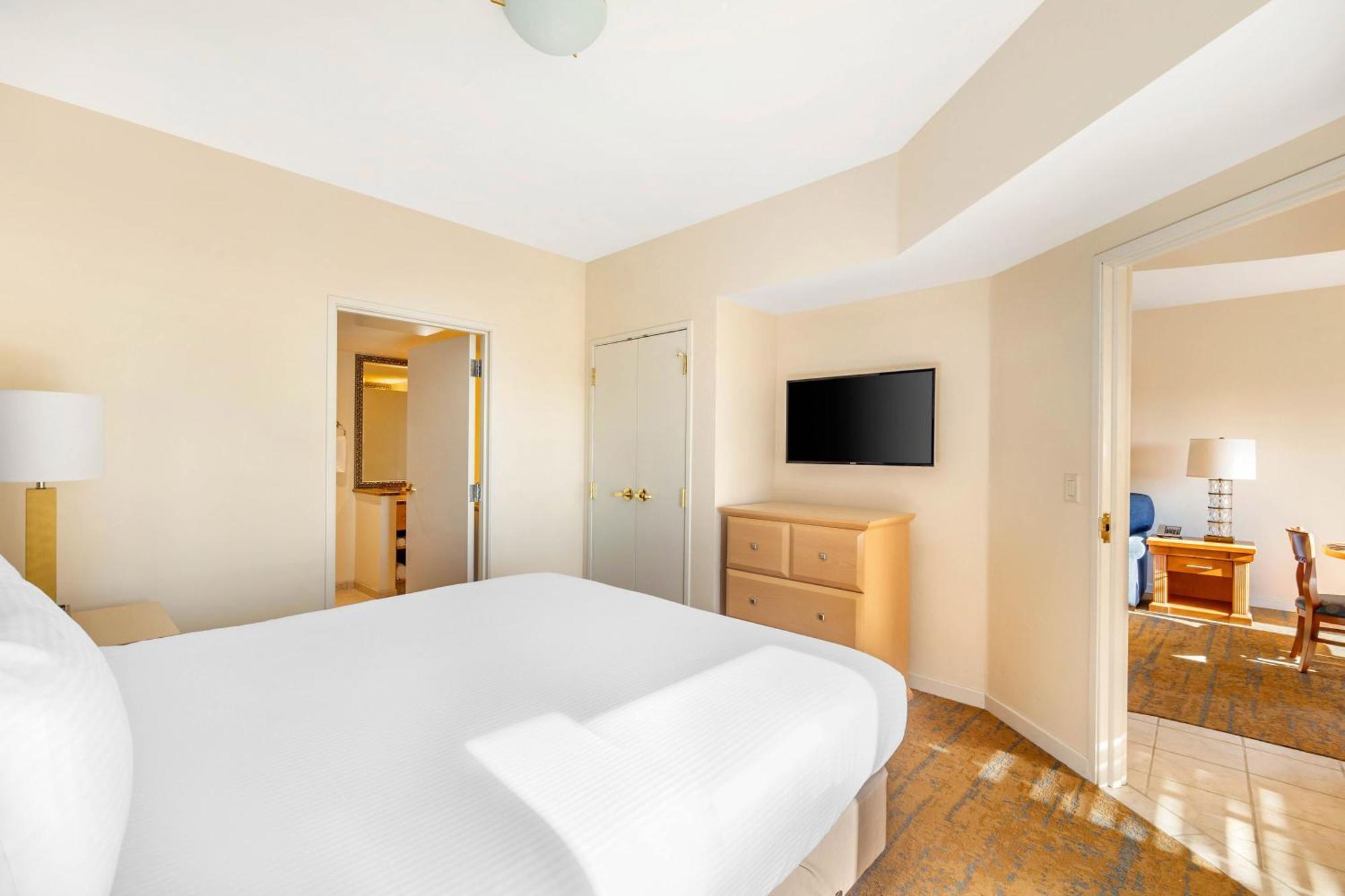 SUITE DELUXE DE 1 DORMITORIO CON BAÑERA ADAPTADA PARA PERSONAS CON DISCAPACIDAD - 1 CAMA EXTRAGRANDE