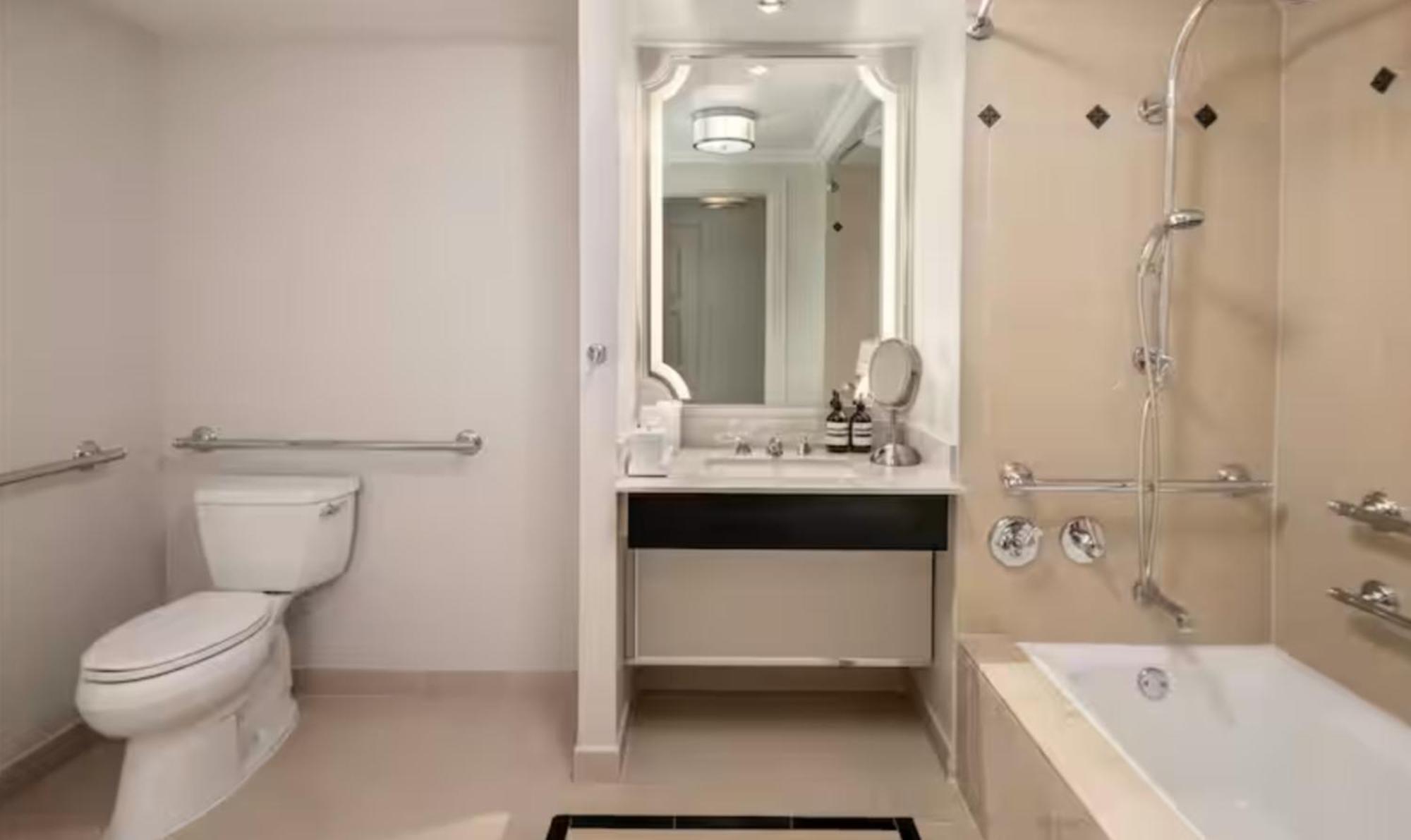 Chambre Lit King-Size Deluxe avec Baignoire et Vue - Accessible aux Personnes à Mobilité Réduite