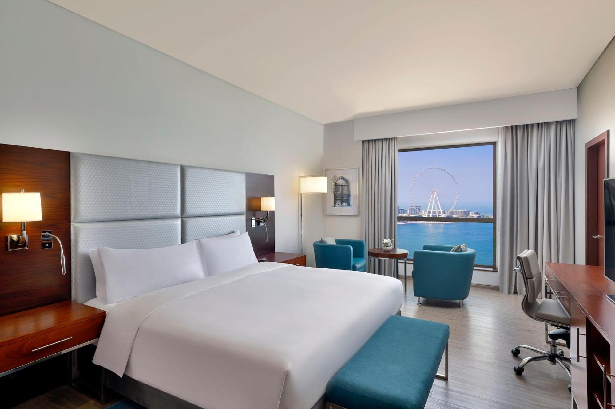 Suite Familiare con 3 Camere da Letto e Balcone con Vista Mare