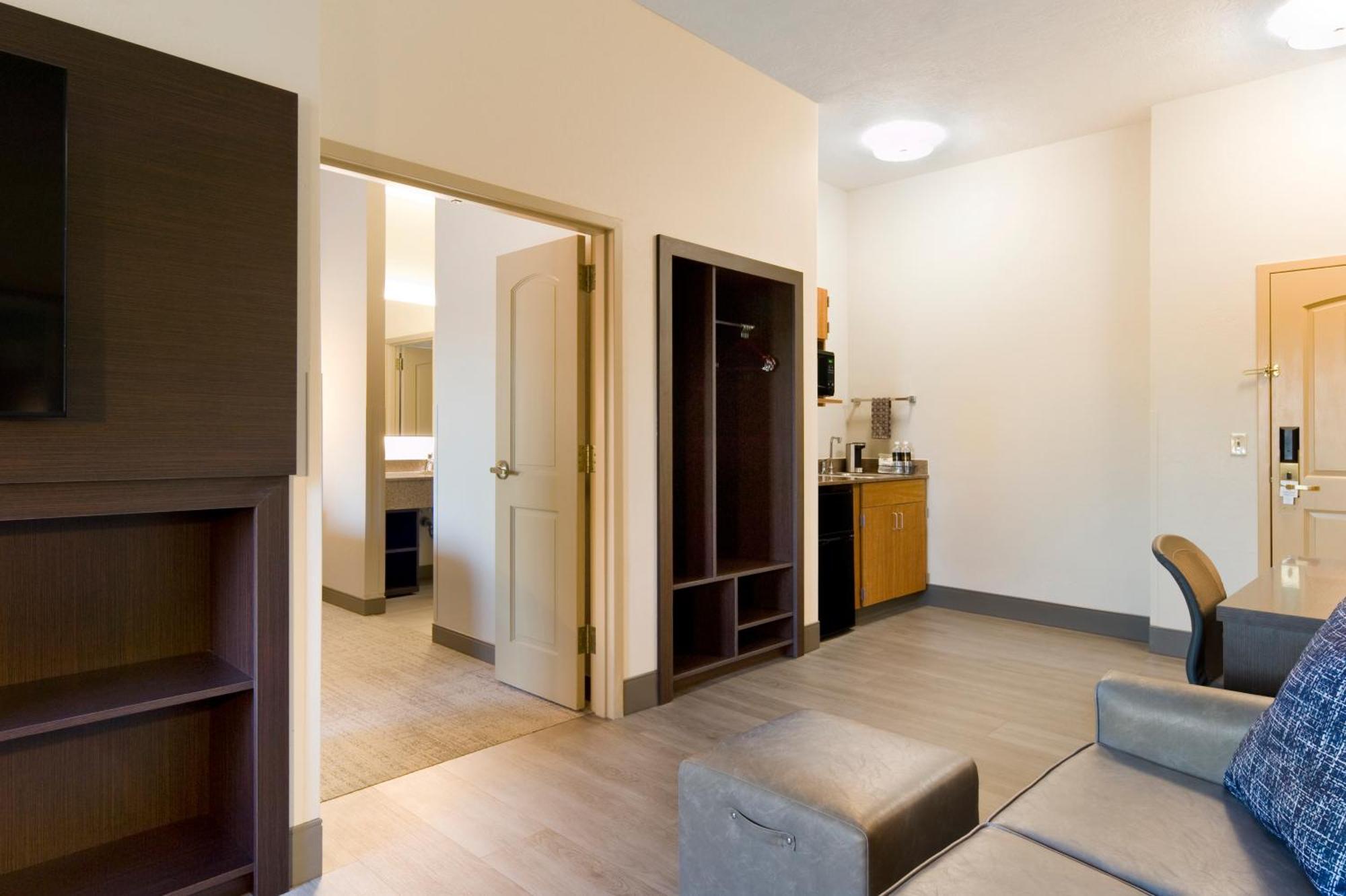 Deluxe One-Bedroom King Suite,1537736791:JPEG