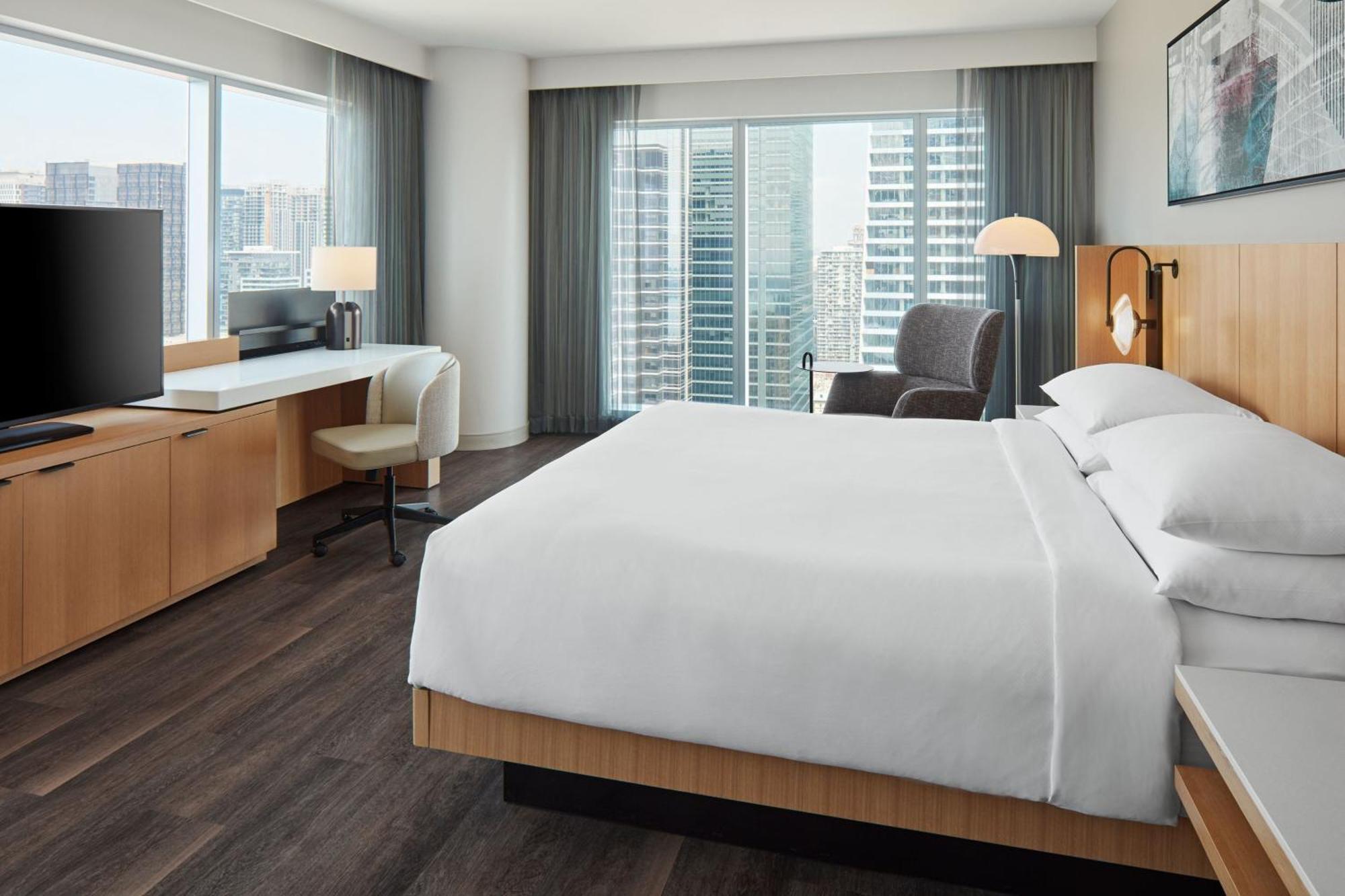 Guest Room King Bed Tower View,1538556019:JPEG