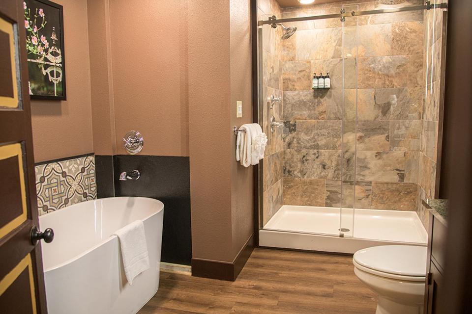 Deluxe Suite Spa Bath
