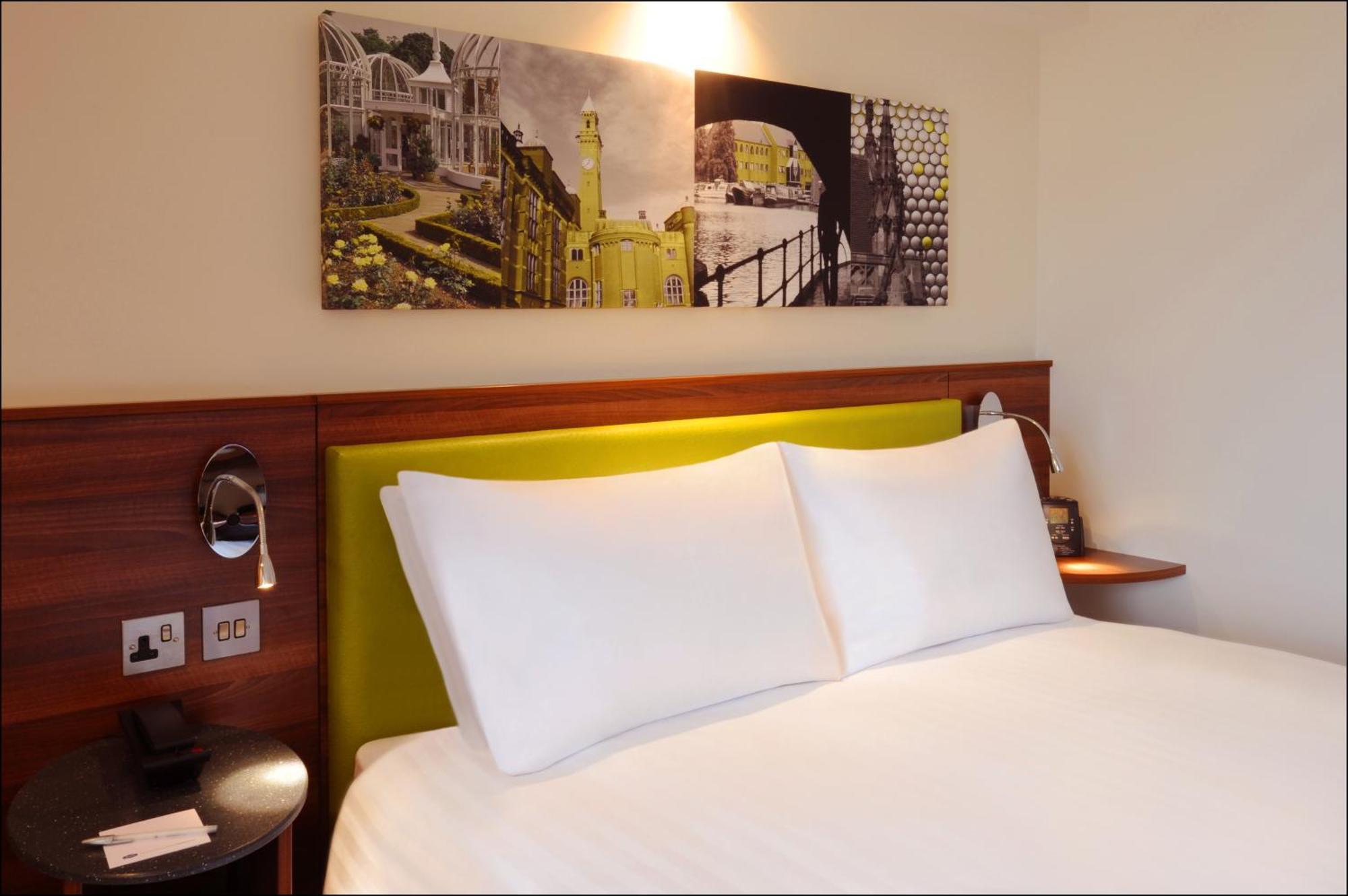 Habitación con cama grande