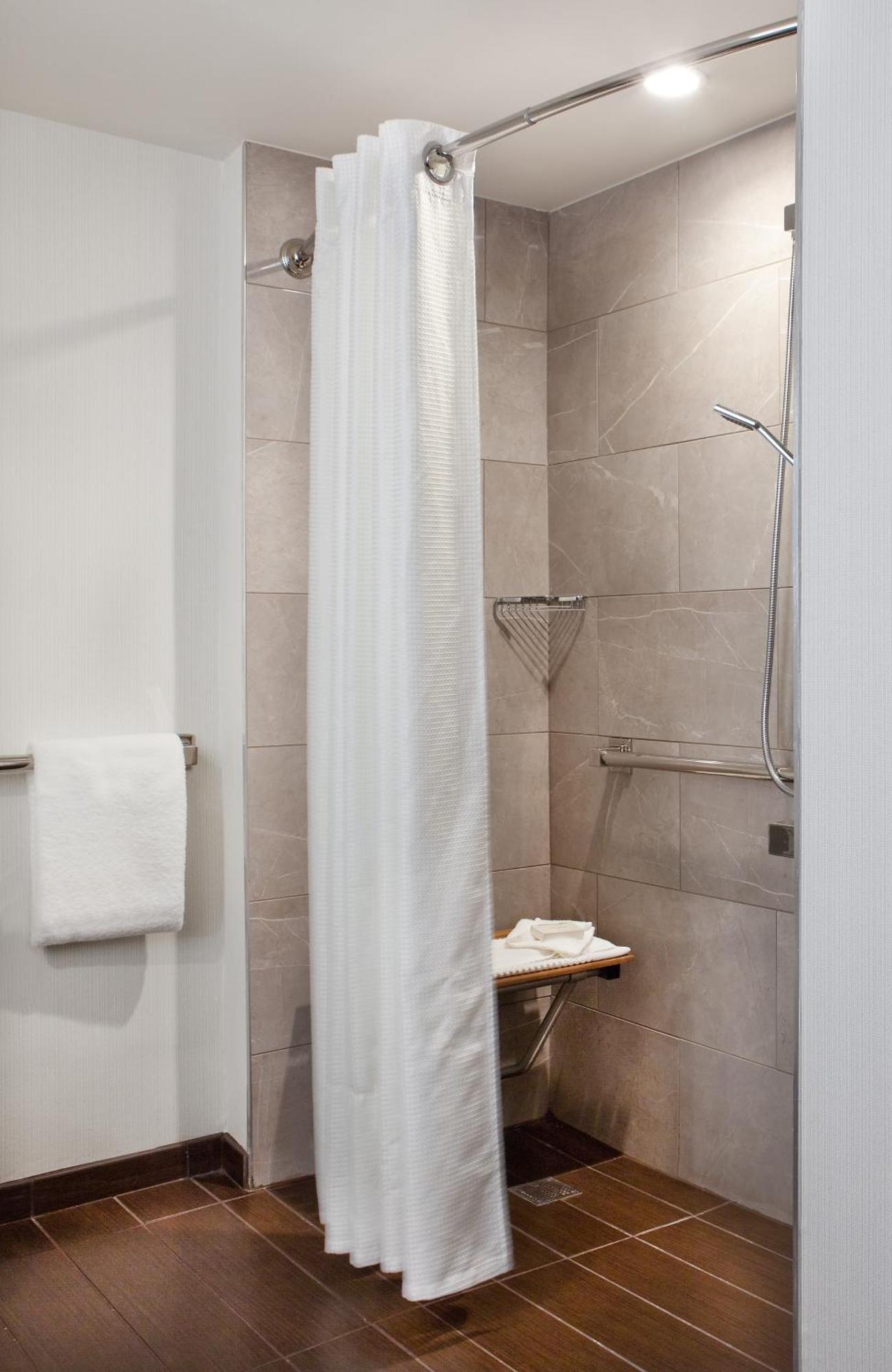 Queen Room Two Queen Beds Roll Shower Mobility Access