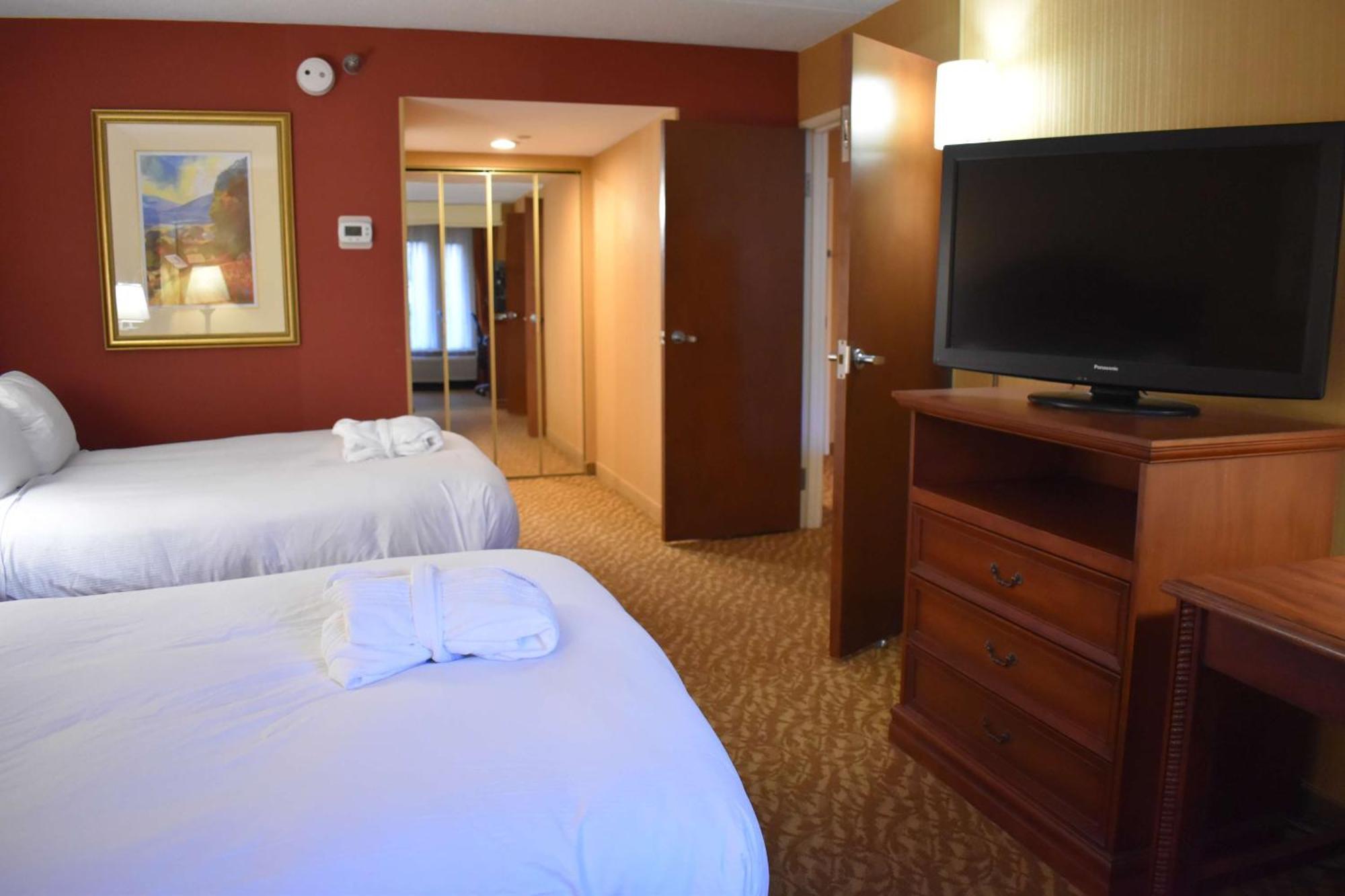 Double Suite with Balcony - Non-Smoking,1551310570:JPEG