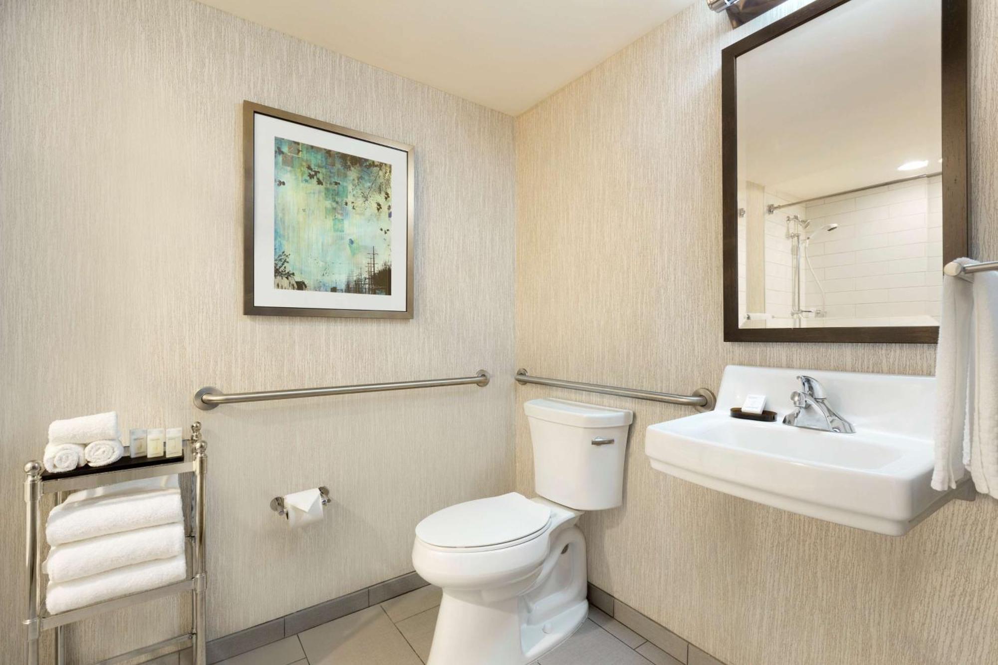 One-Bedroom King Suite with Bath Tub - Mobility Accessible,1551419689:JPEG