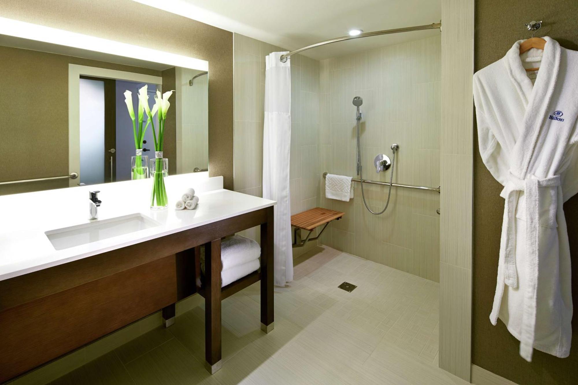 King Room Roll Shower High Floor Mobility or Hearing Accessible