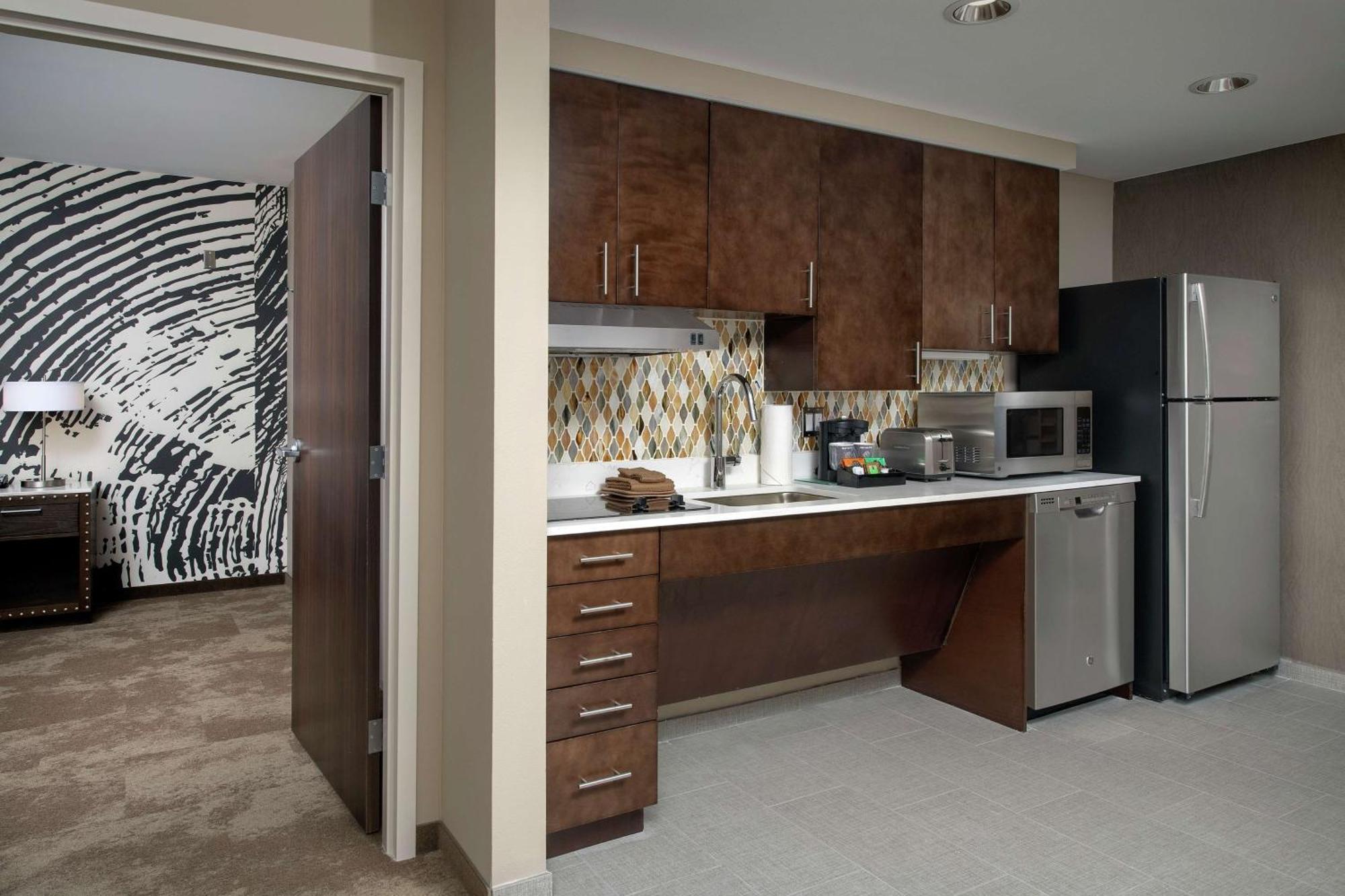King Suite with Roll-In Shower - Mobility and Hearing Access/Non-Smoking,1551962410:JPEG