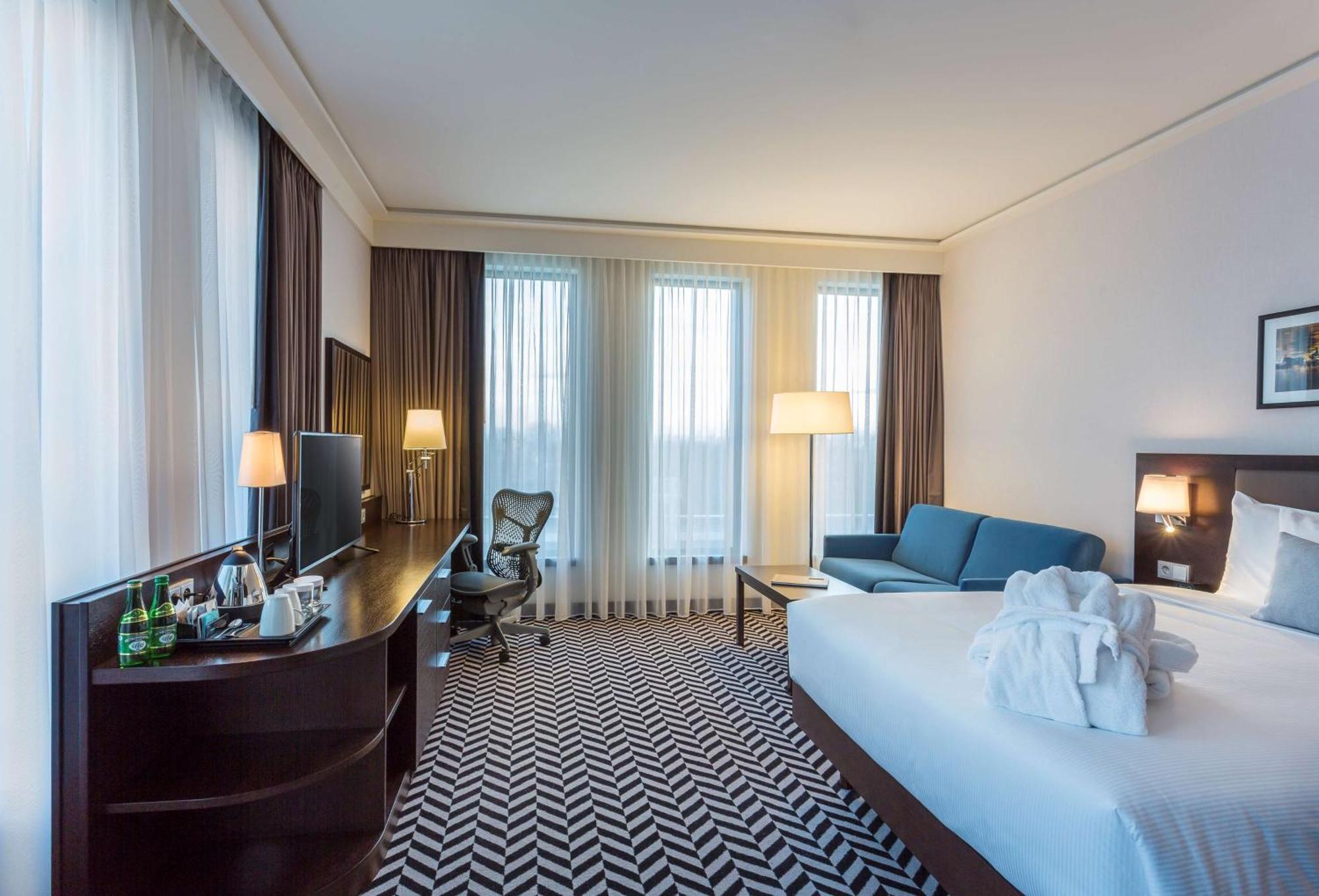Corner Queen Room