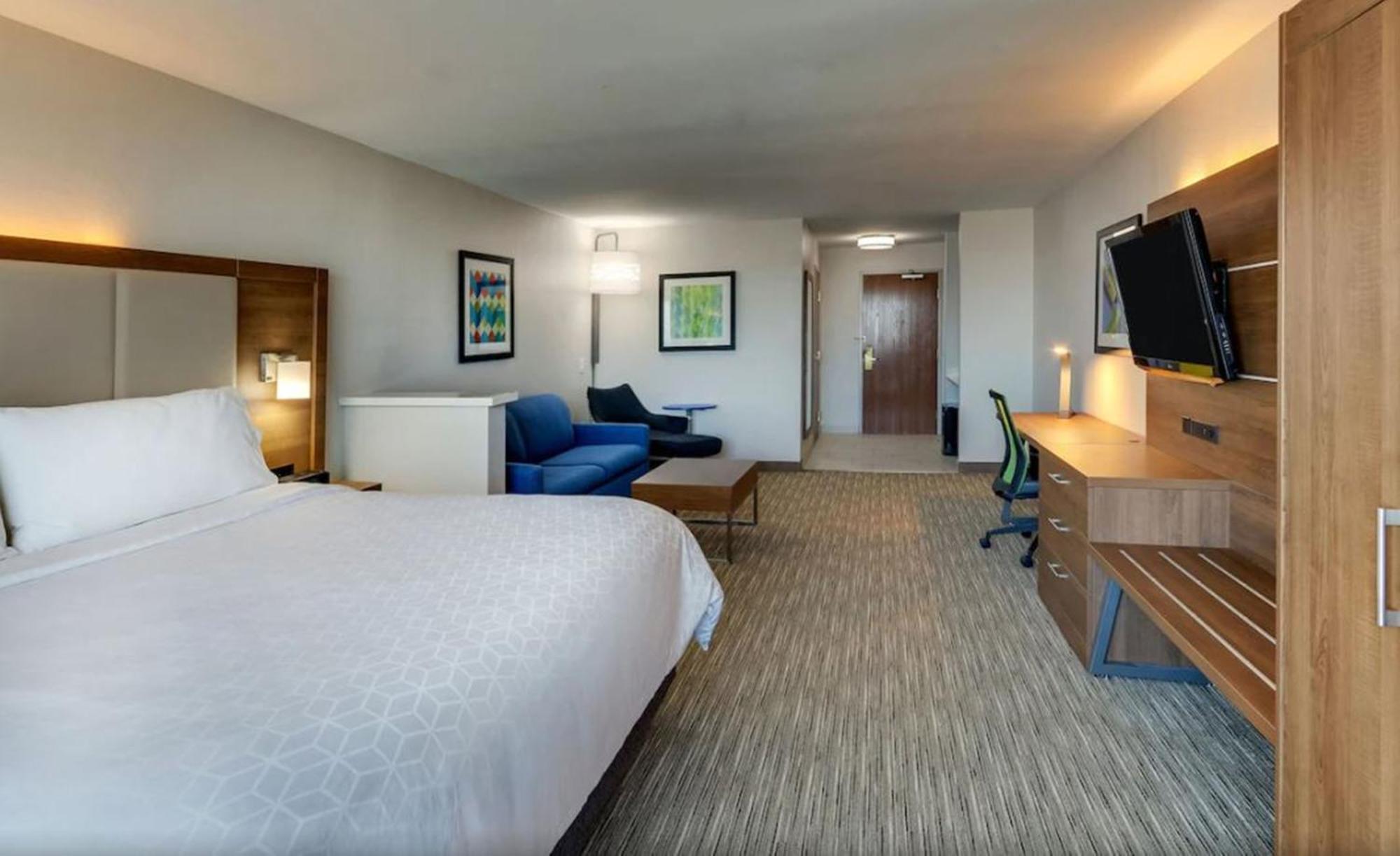 Standard Queen Room Two Queen Beds Mobility Accessible Tub