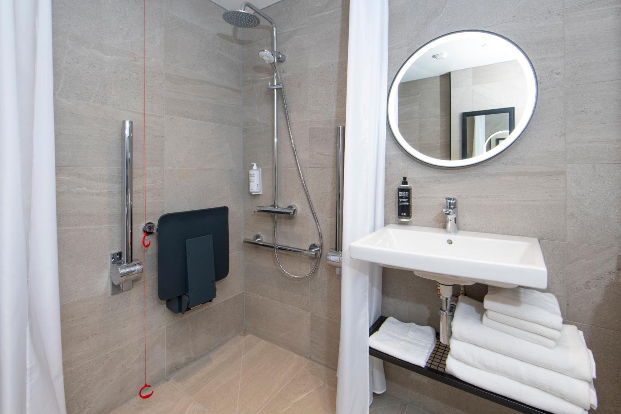 Habitación Doble Estándar con sofá cama - Adaptada para personas con discapacidad