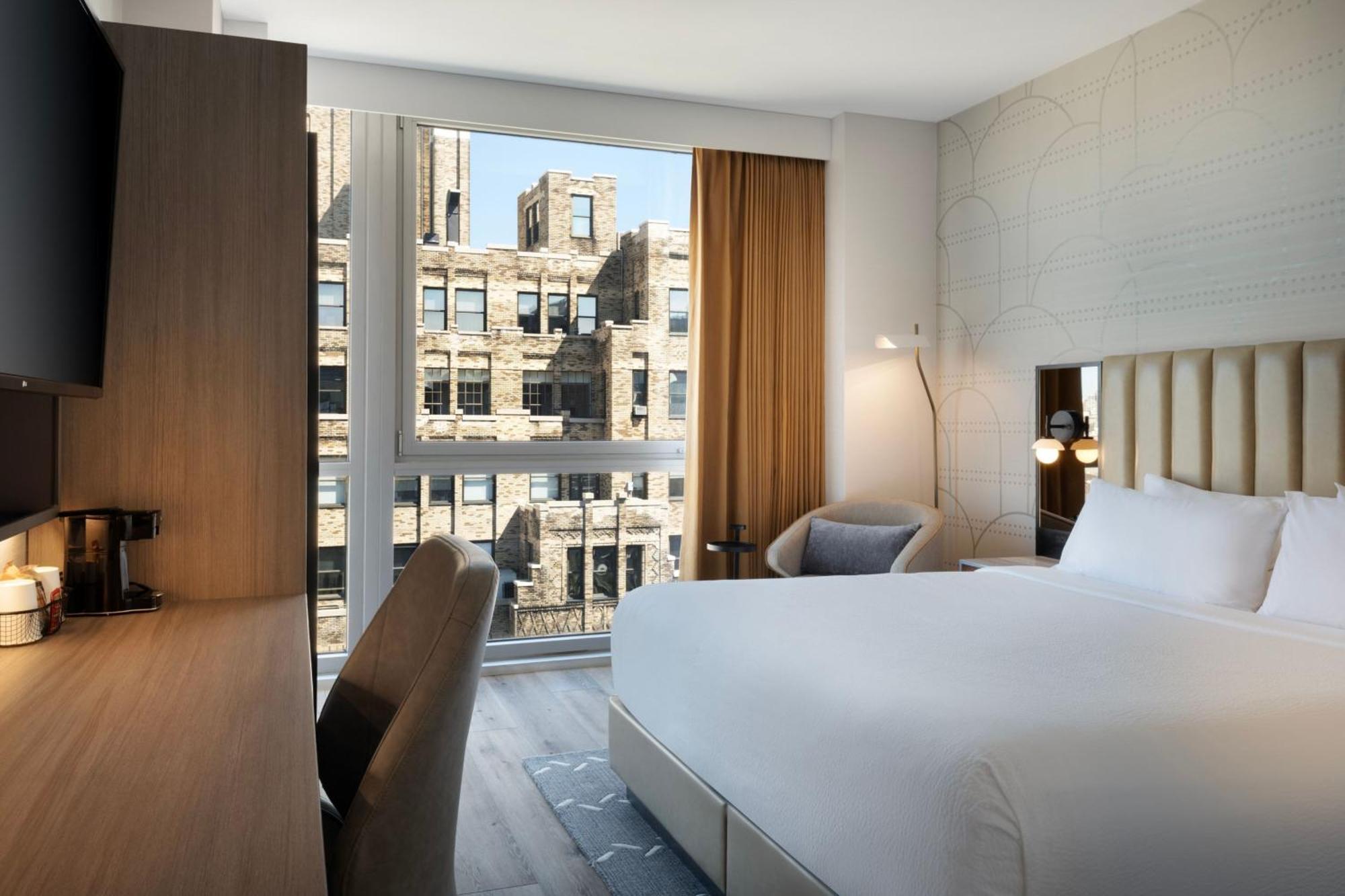 Quarto com Cama King-size e Vista da Cidade