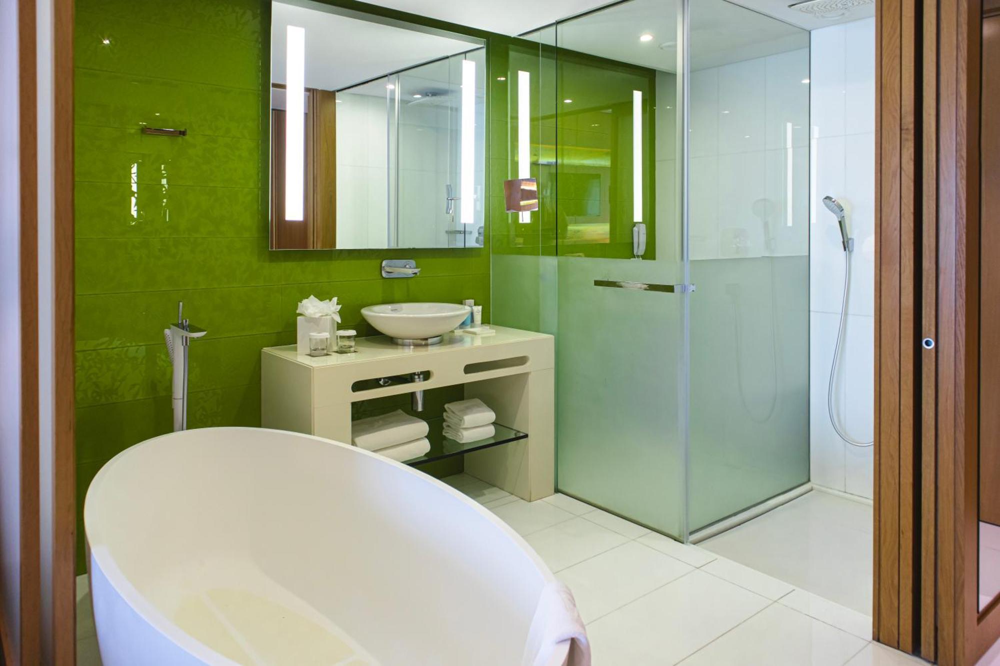 Quarto deluxe com vista da piscina
